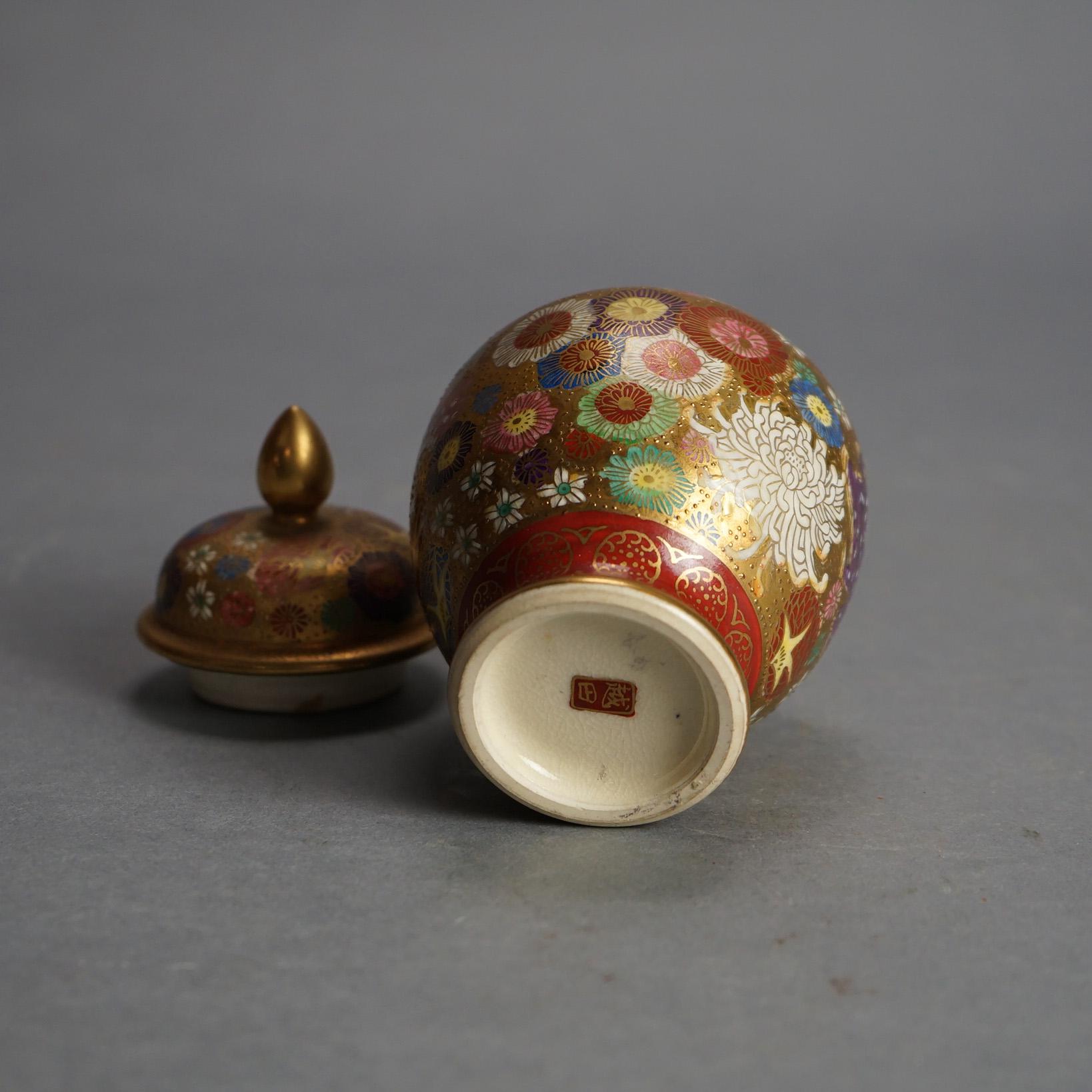 Ancienne urne japonaise Satsuma peinte à la main en poterie florale et dorée à couvercle C1920 en vente 1