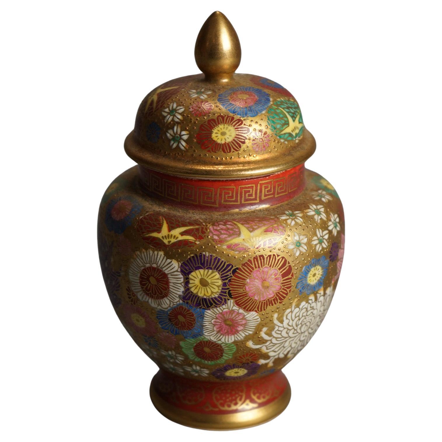 Ancienne urne japonaise Satsuma peinte à la main en poterie florale et dorée à couvercle C1920 en vente