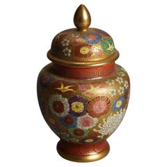 Ancienne urne japonaise Satsuma peinte à la main en poterie florale et dorée à couvercle C1920