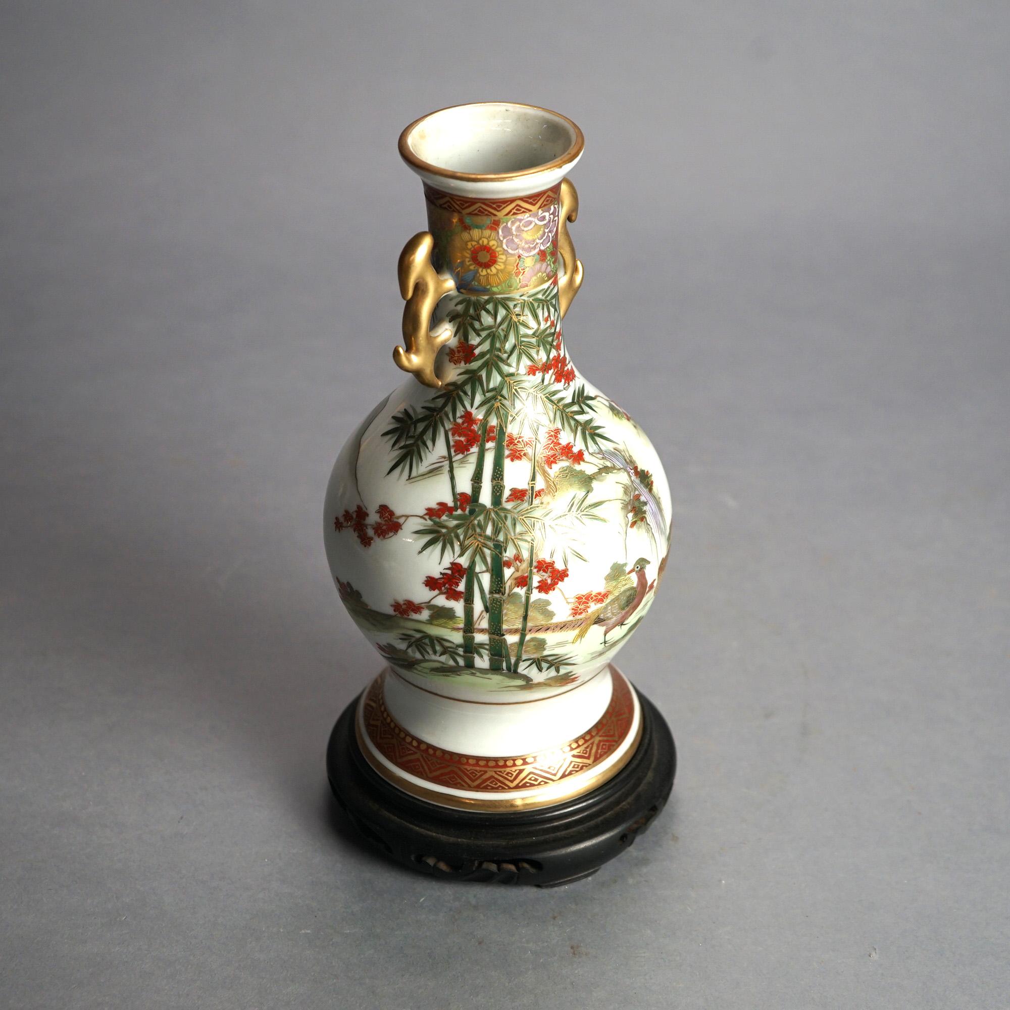 Antiquité - Vase en porcelaine peinte à la main et dorée de Satsuma sur Stand en Wood C1920 Bon état - En vente à Big Flats, NY