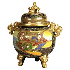 Antico vaso di porcellana giapponese Satsuma dipinto a mano con piedini e figure del 1930 circa