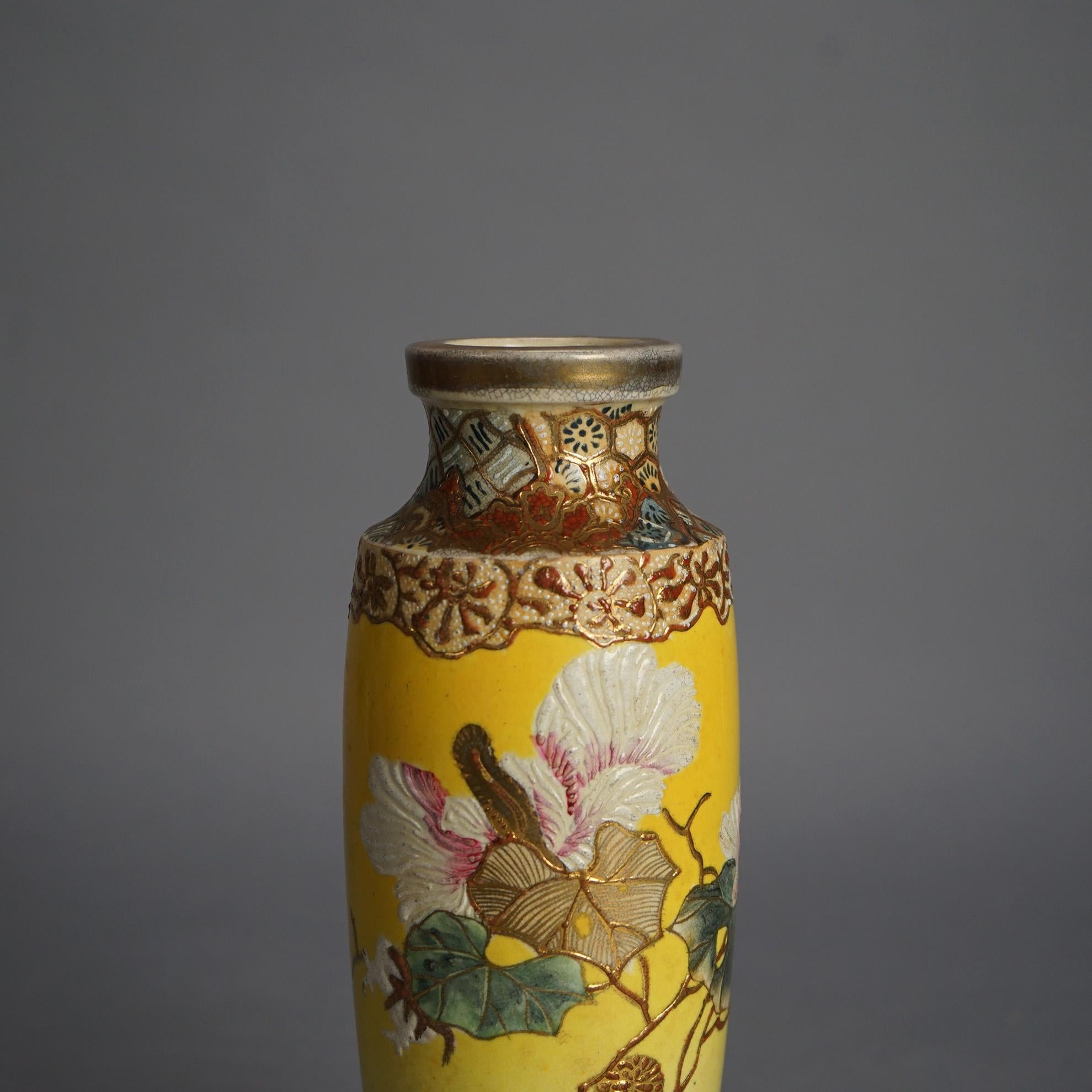 Vase ancien en porcelaine japonaise Satsuma Meiji décorée à la main de fleurs et de dorures C1910

Mesures - 10,25 