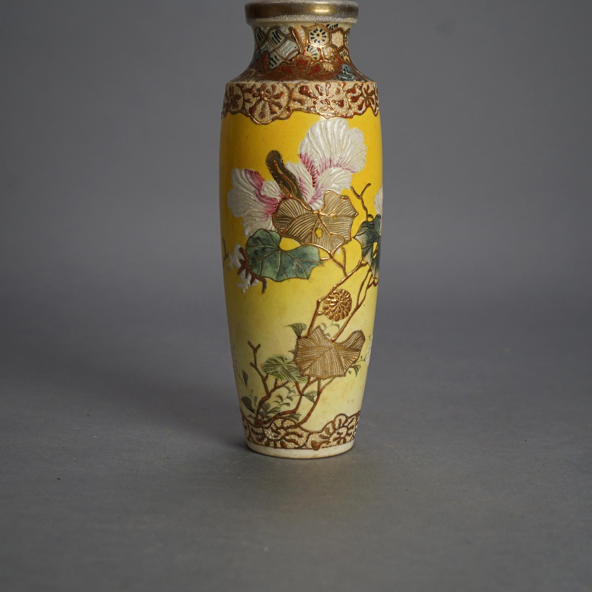 Antiquité - Satsuma Meiji Vase en porcelaine décorée de fleurs et de dorures C1910 Bon état - En vente à Big Flats, NY