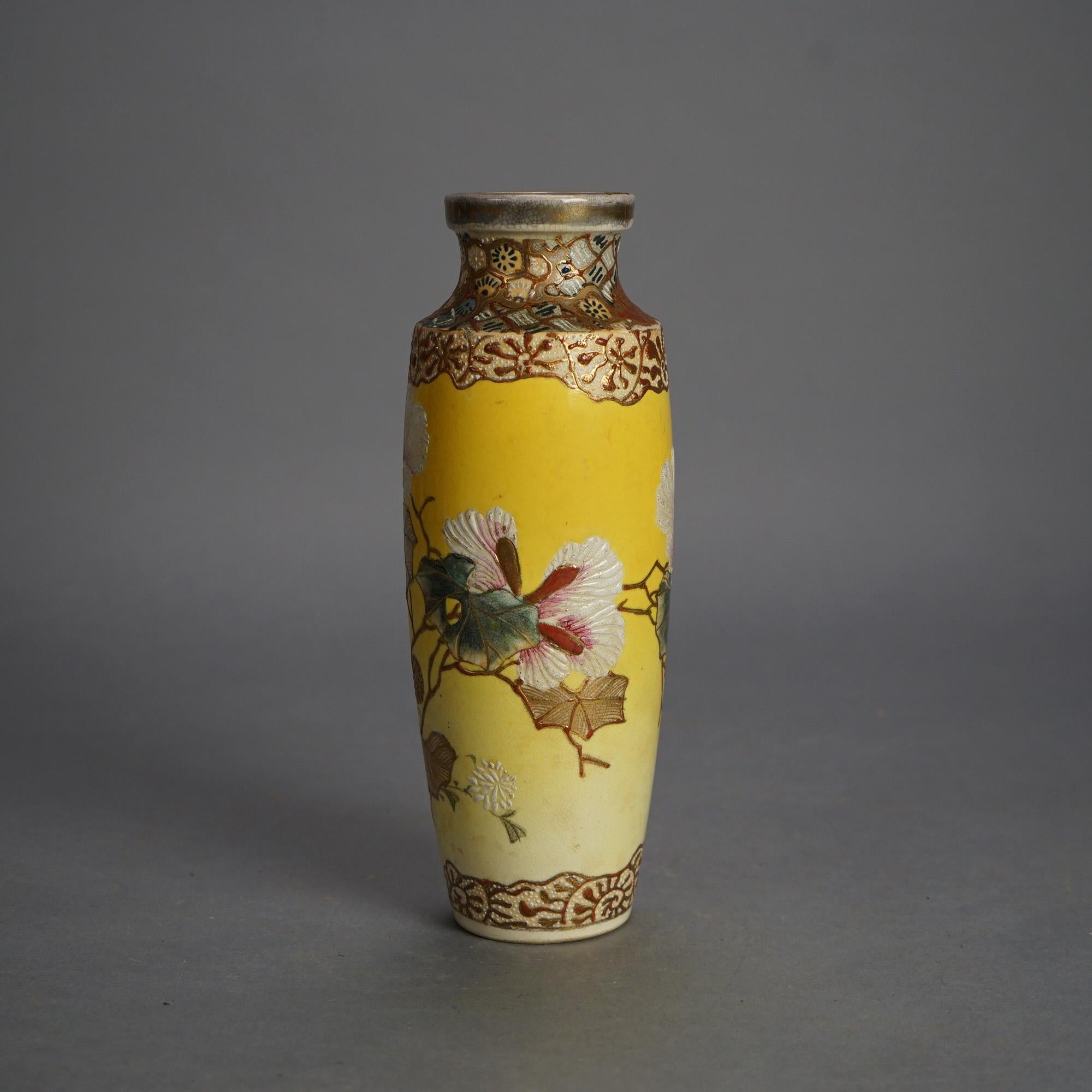 20ième siècle Antiquité - Satsuma Meiji Vase en porcelaine décorée de fleurs et de dorures C1910 en vente