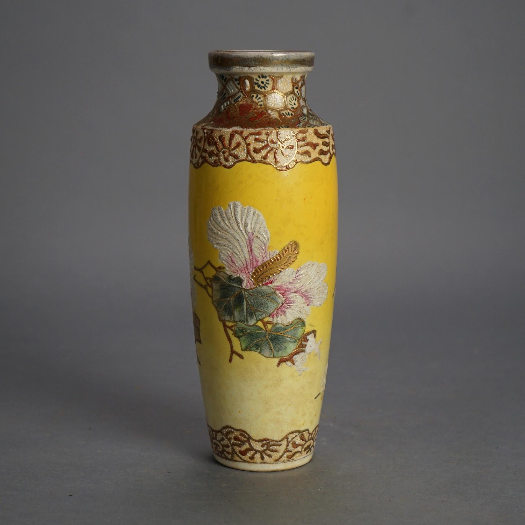 Porcelaine Antiquité - Satsuma Meiji Vase en porcelaine décorée de fleurs et de dorures C1910 en vente