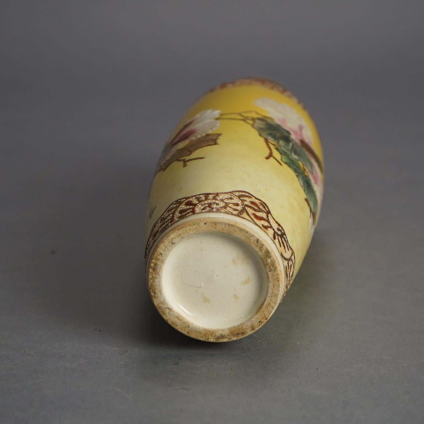 Antiquité - Satsuma Meiji Vase en porcelaine décorée de fleurs et de dorures C1910 en vente 1