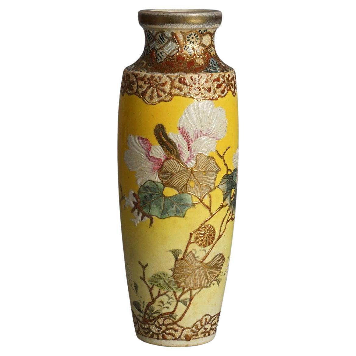Antico vaso in porcellana giapponese Satsuma Meiji decorato con fiori e dorature C1910