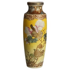 Antiquité - Satsuma Meiji Vase en porcelaine décorée de fleurs et de dorures C1910
