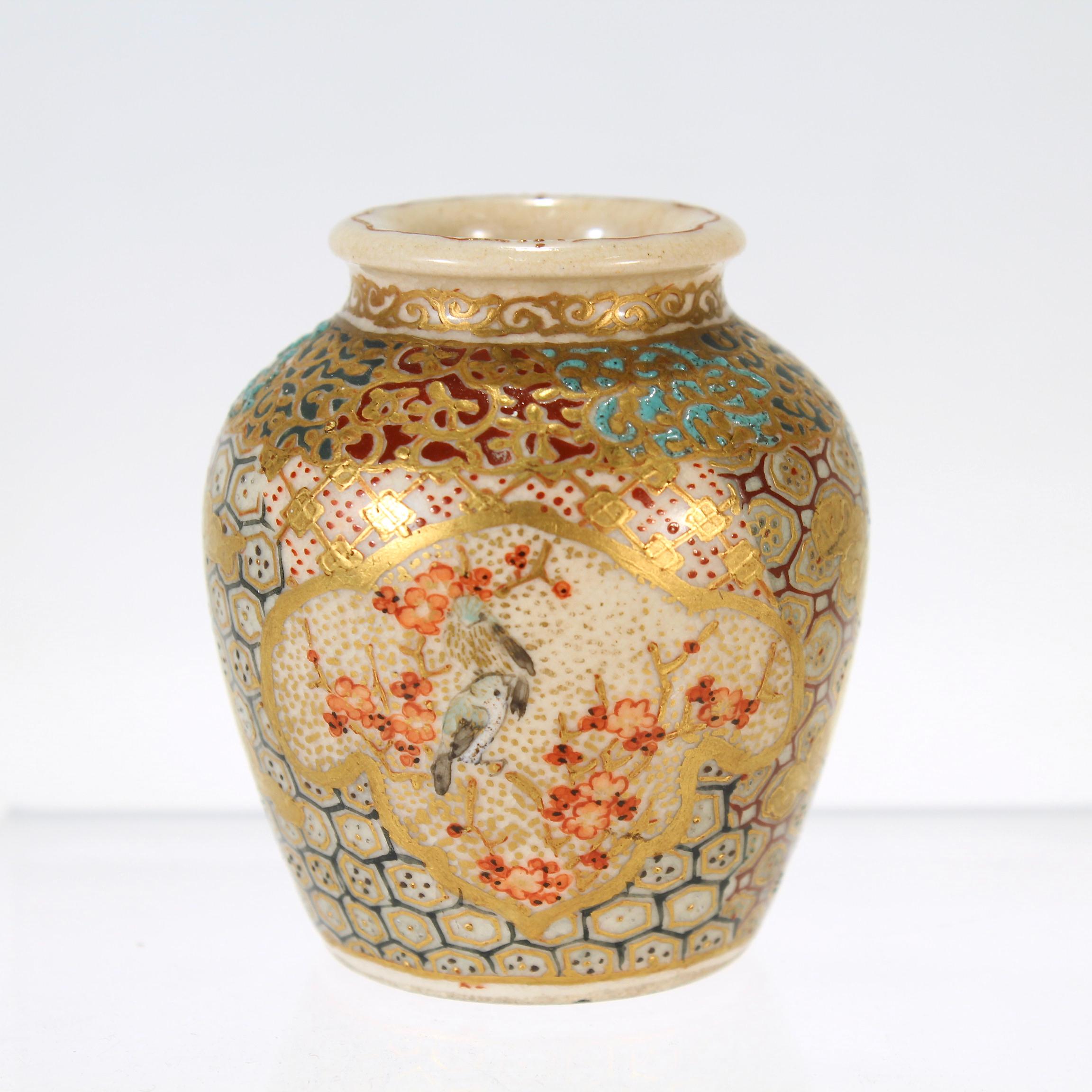 Meiji Antiquités - Vase de cabinet japonais Satsuma Miniature en vente