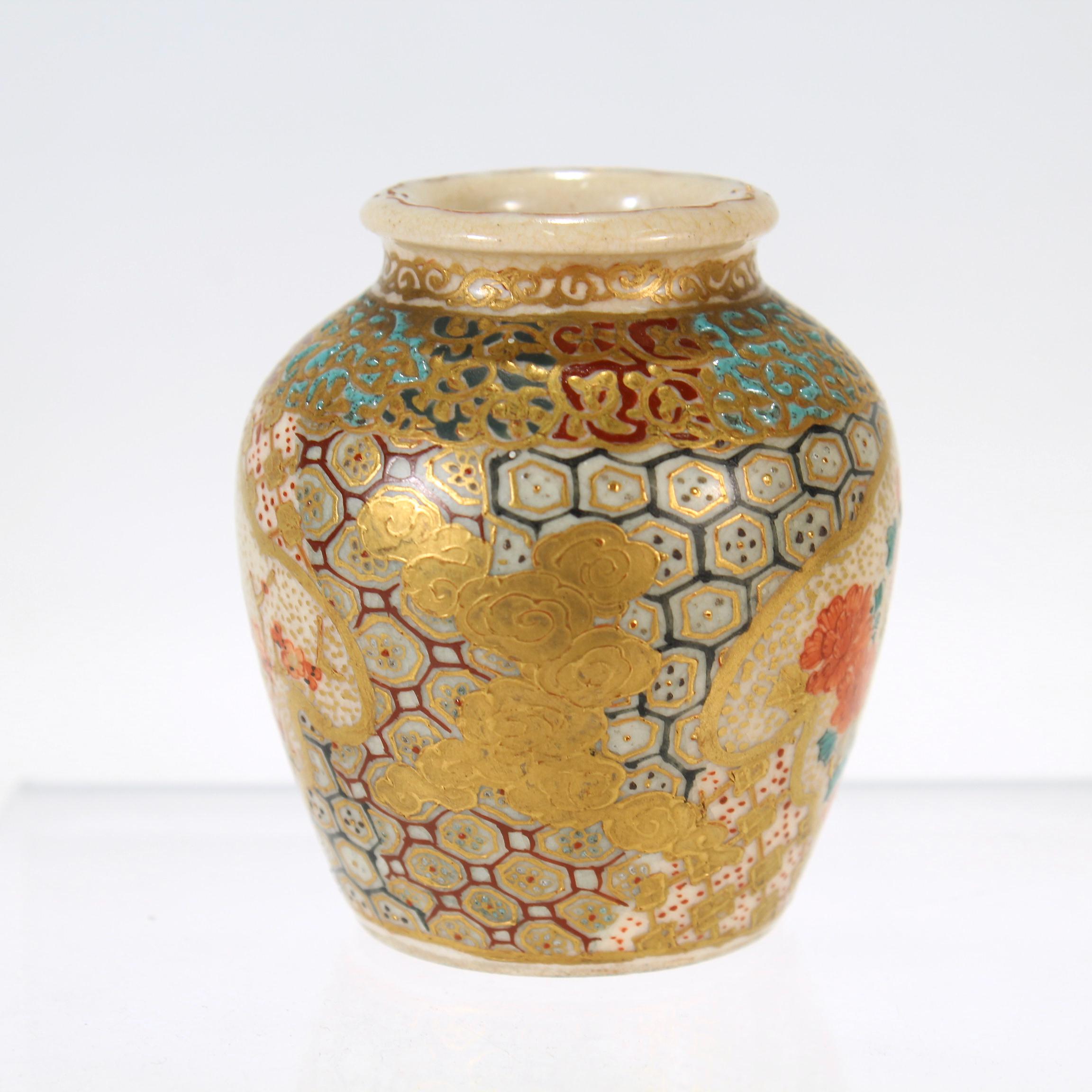 Japonais Antiquités - Vase de cabinet japonais Satsuma Miniature en vente