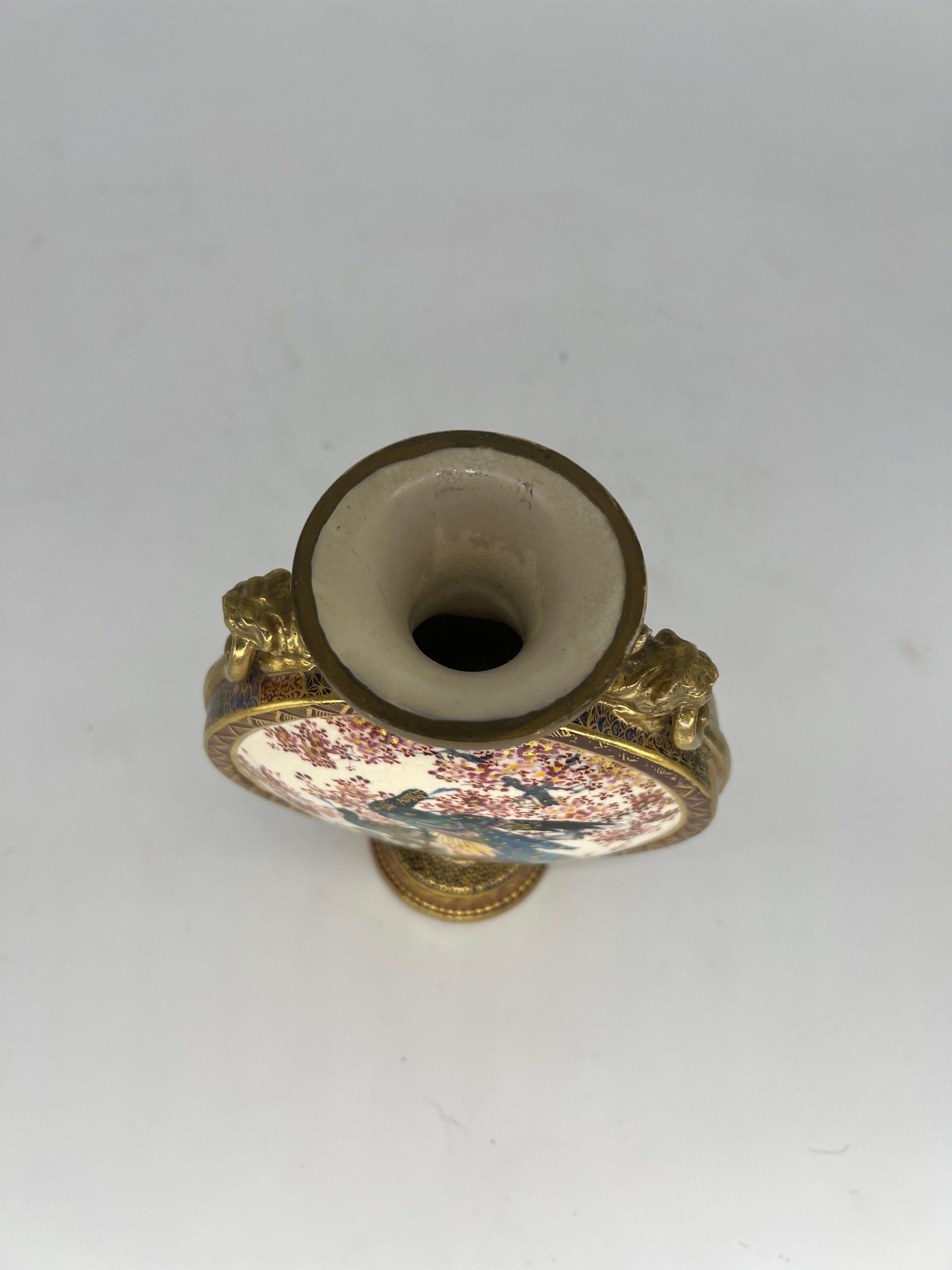Vase  Flacon de lune en porcelaine japonaise Satsuma ancien décoré de paons en vente 2