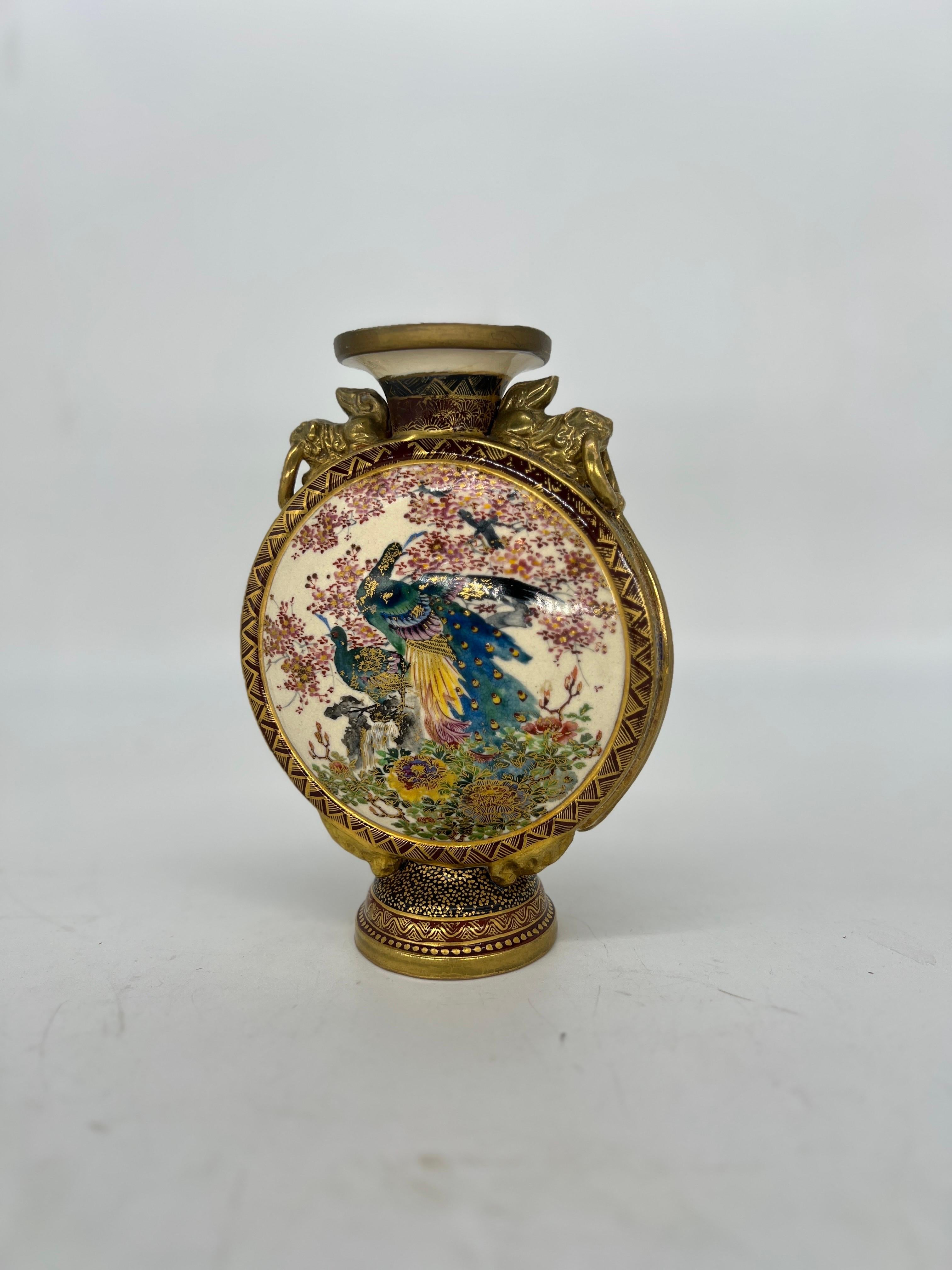 Antike japanische Satsuma-Porzellan-Mond-Flask-Vase mit Pfauendekor (Meiji-Periode) im Angebot