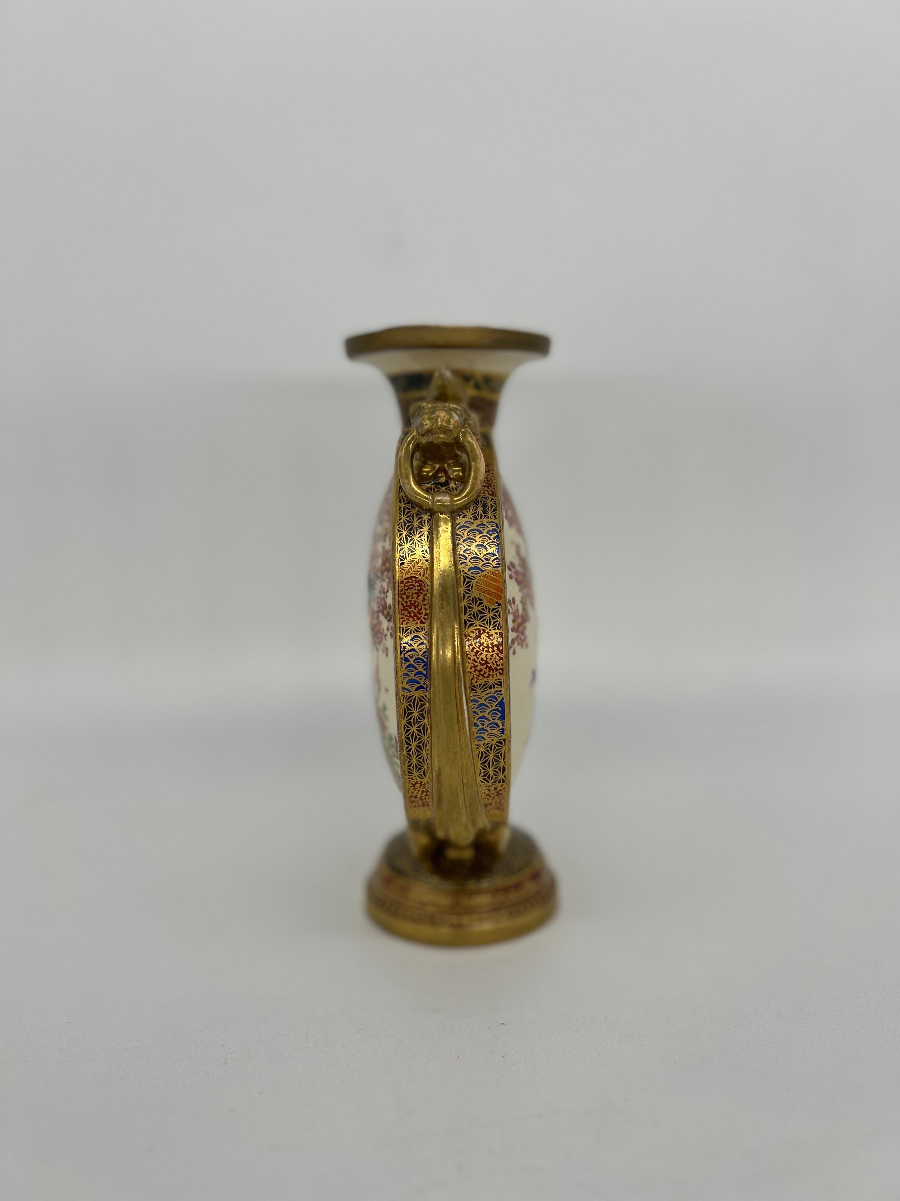 Antike japanische Satsuma-Porzellan-Mond-Flask-Vase mit Pfauendekor im Angebot 1