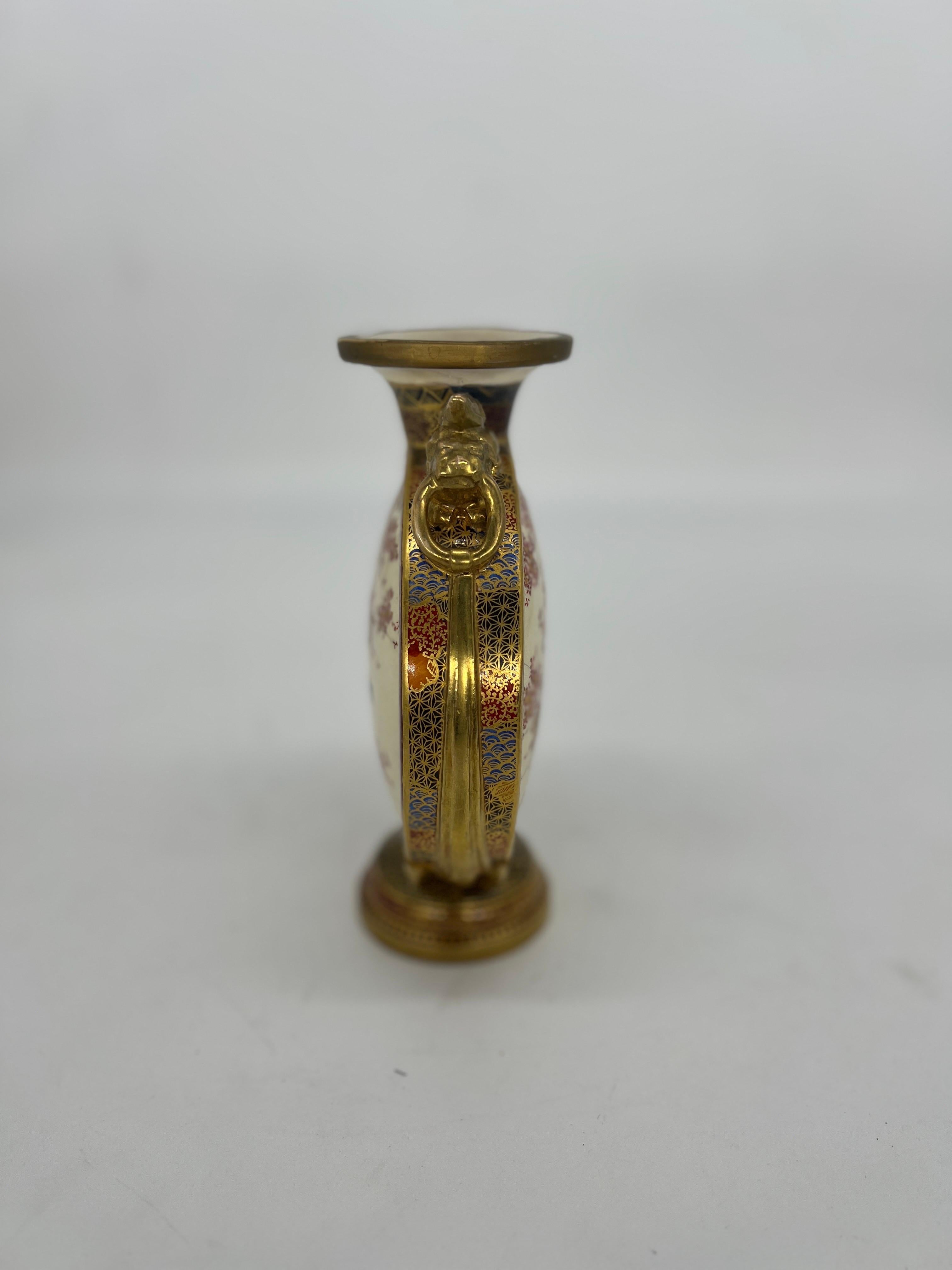 Antike japanische Satsuma-Porzellan-Mond-Flask-Vase mit Pfauendekor im Angebot 2