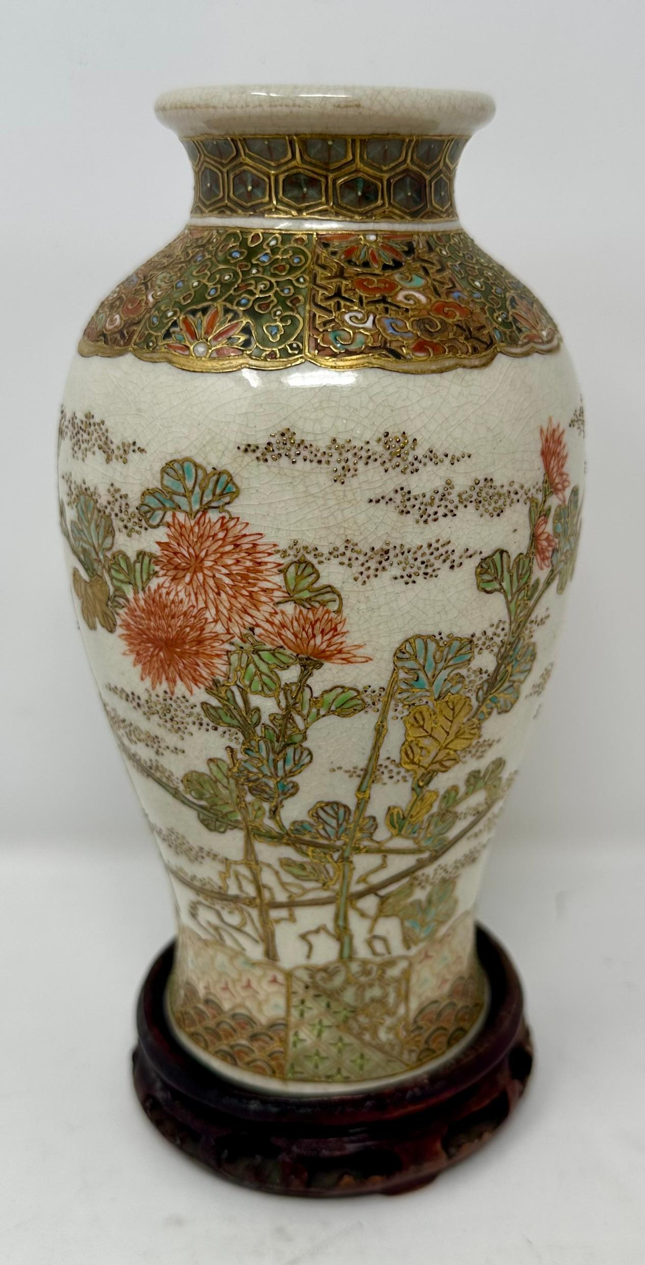 Giapponese Antico vaso giapponese in porcellana Satsuma su supporto, anni 1910-1920 circa. in vendita