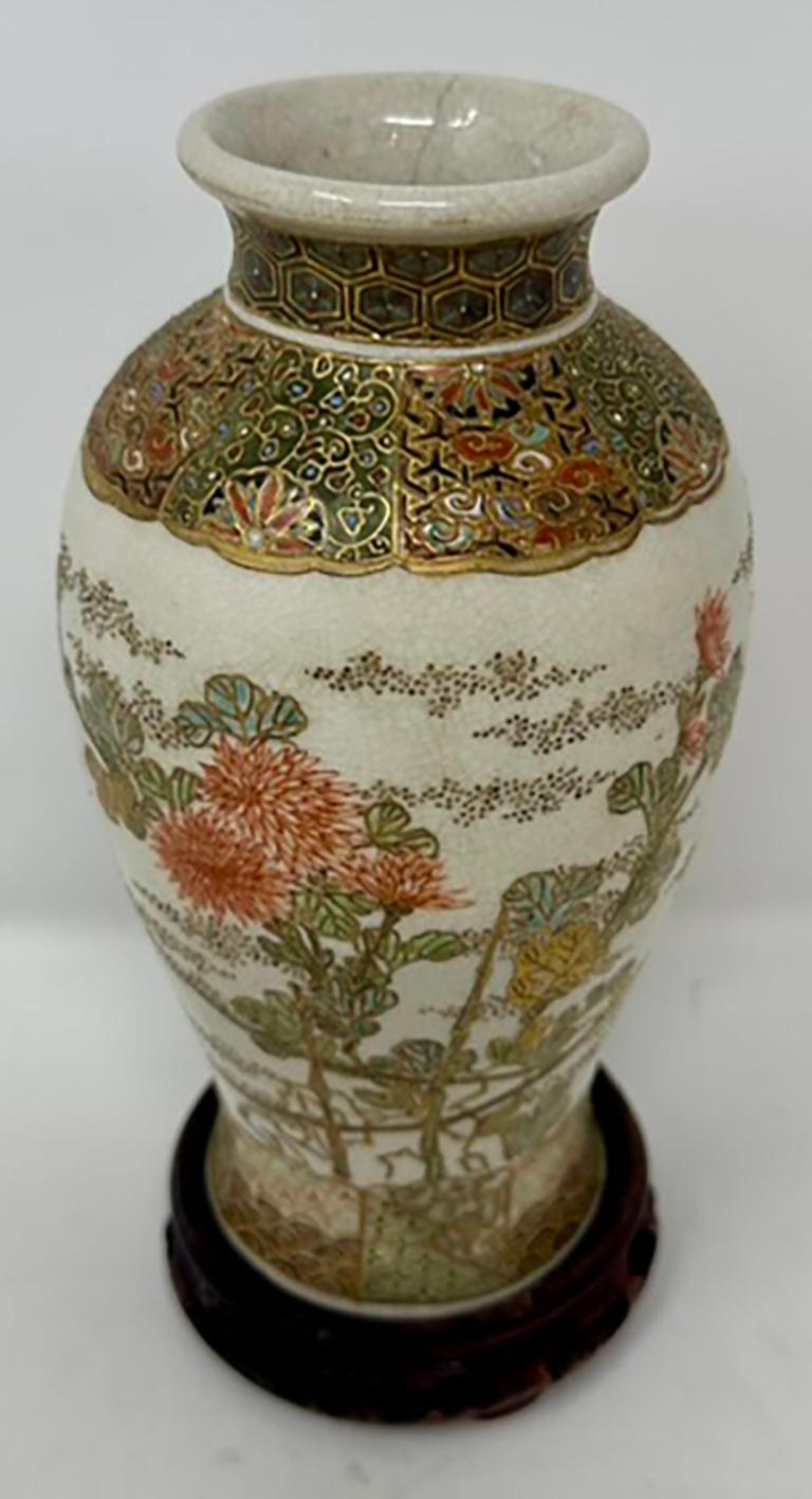 Antico vaso giapponese in porcellana Satsuma su supporto, anni 1910-1920 circa. In condizioni buone in vendita a New Orleans, LA