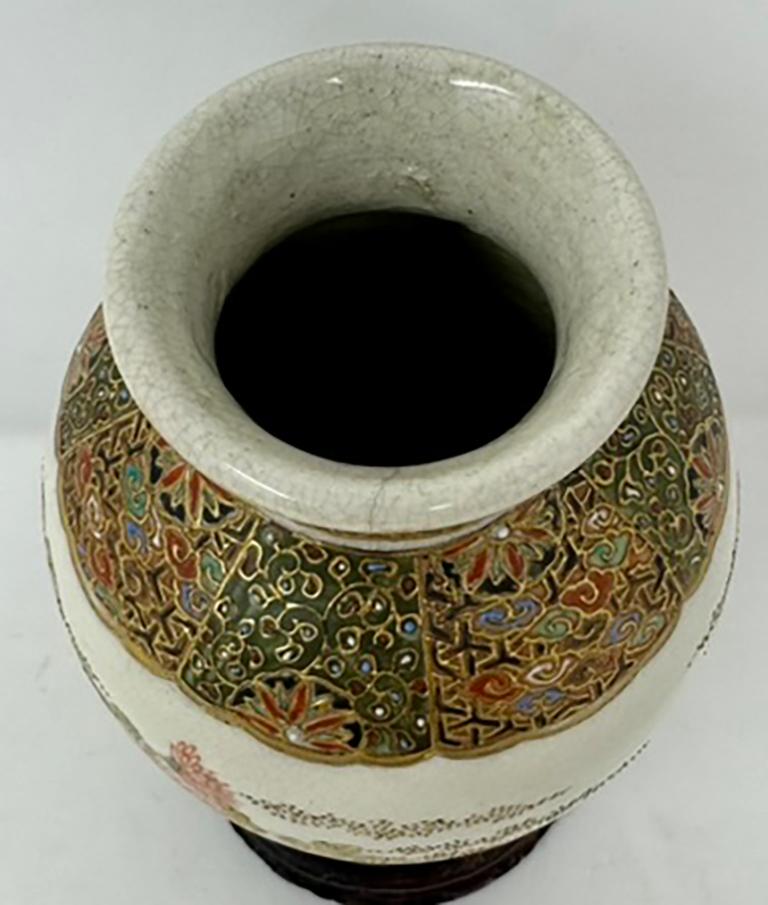 XX secolo Antico vaso giapponese in porcellana Satsuma su supporto, anni 1910-1920 circa. in vendita