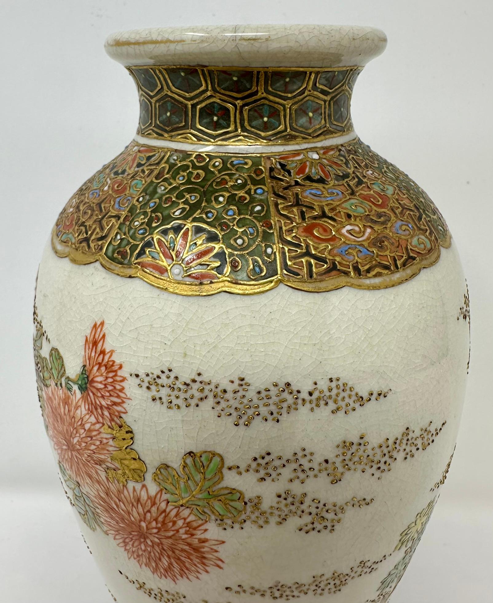Porcellana Antico vaso giapponese in porcellana Satsuma su supporto, anni 1910-1920 circa. in vendita