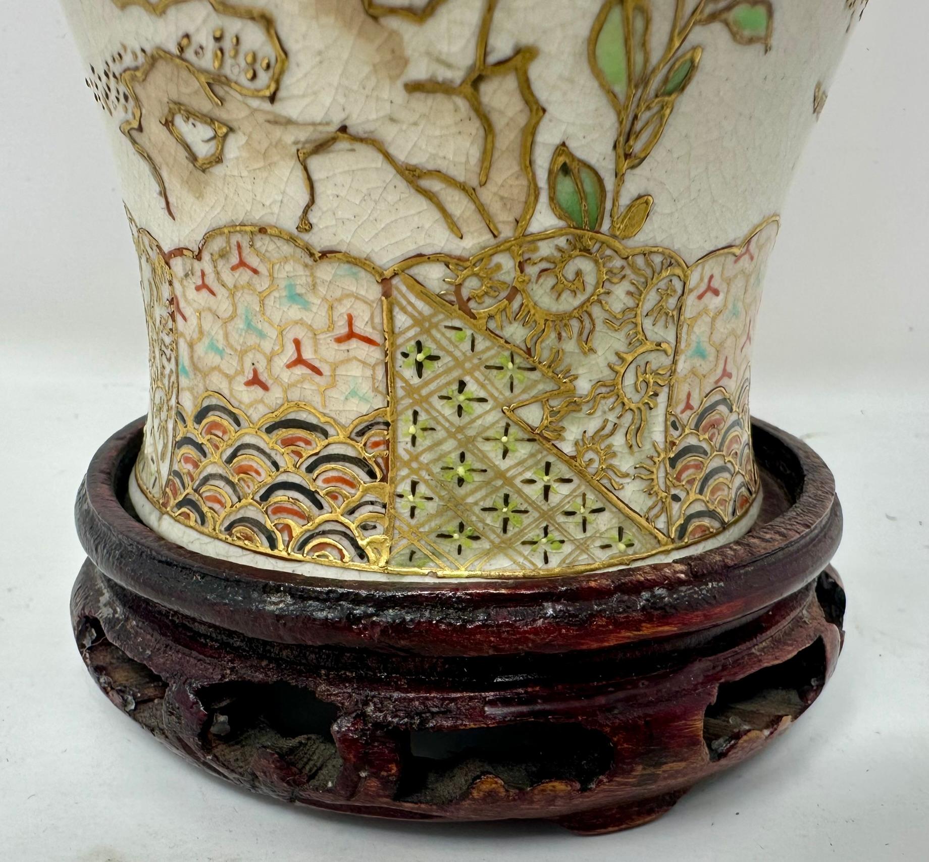 Antico vaso giapponese in porcellana Satsuma su supporto, anni 1910-1920 circa. in vendita 1