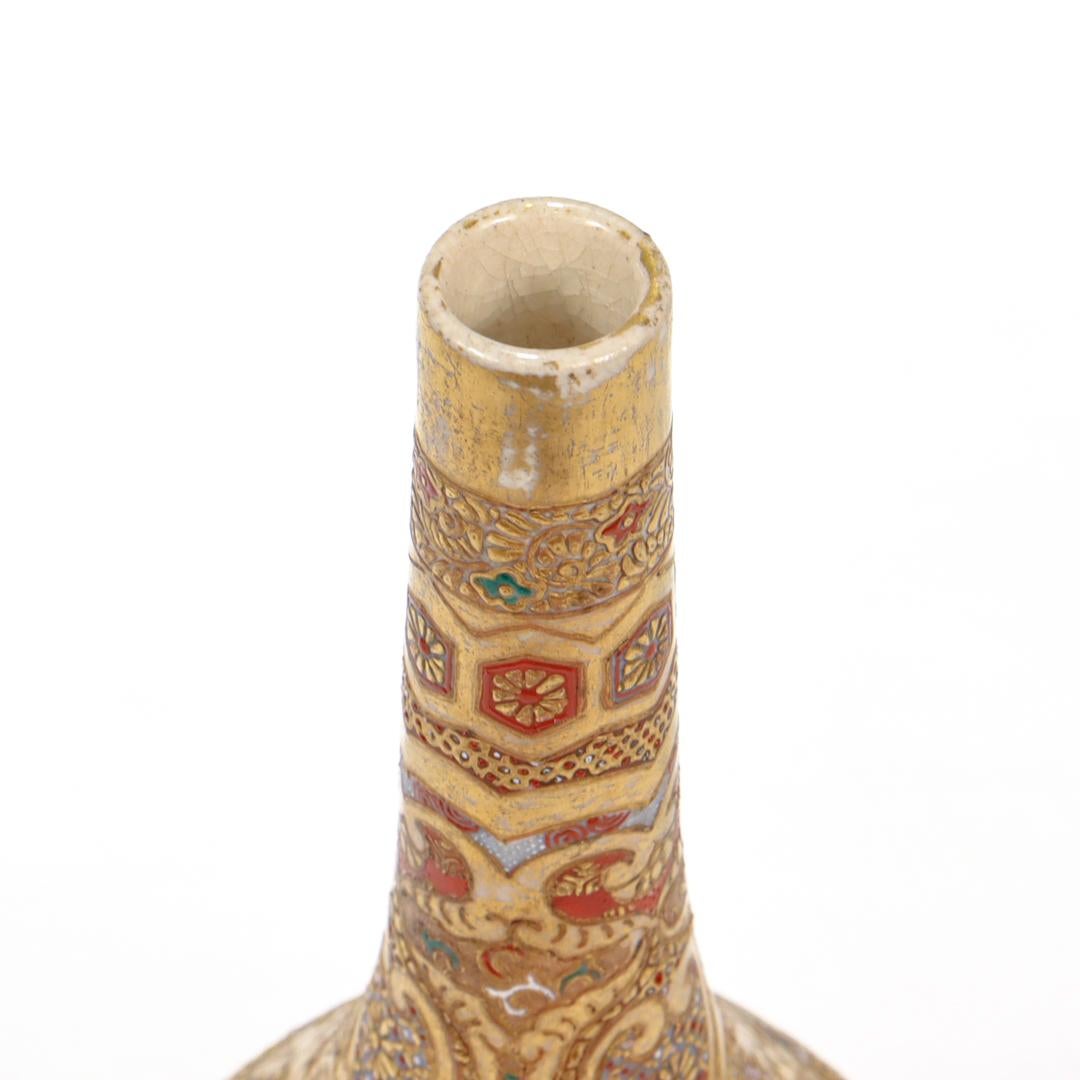 Vase à bourgeons japonais ancien en poterie de Satsuma en vente 3