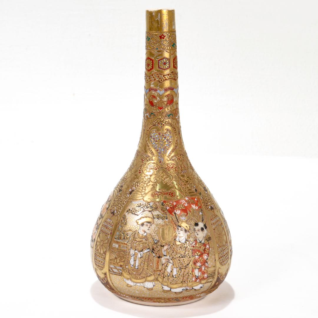 Vase à bourgeons japonais ancien en poterie de Satsuma Bon état - En vente à Philadelphia, PA