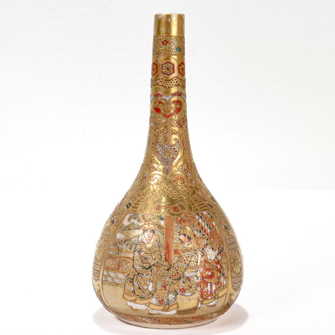 Poteries Vase à bourgeons japonais ancien en poterie de Satsuma en vente