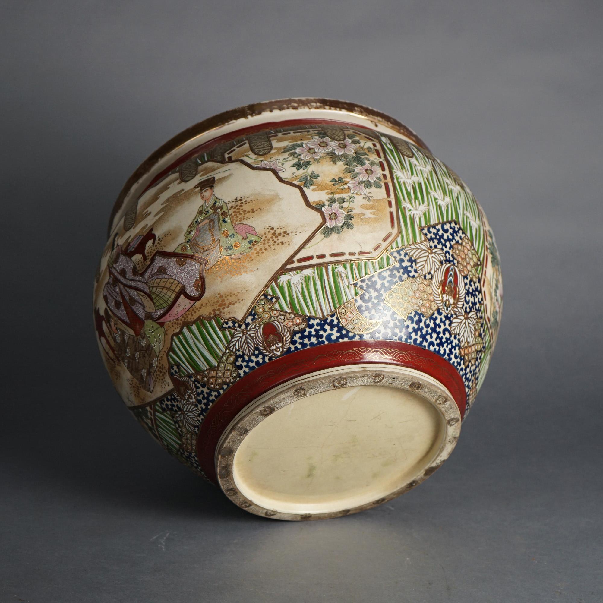 Antigua urna de suelo de cerámica japonesa Satsuma, escena exterior con figuras, C1920 4