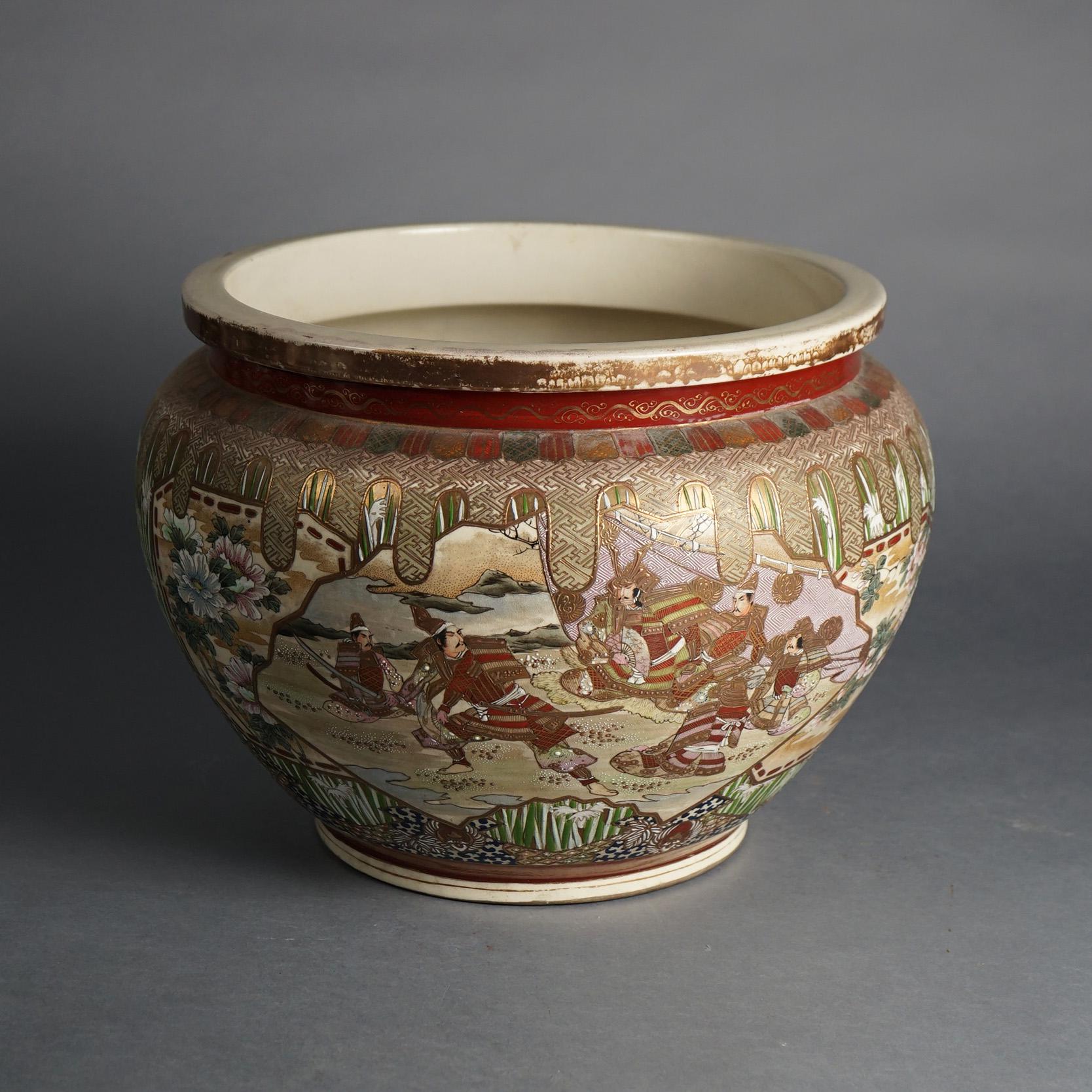 Antigua urna de suelo de cerámica japonesa Satsuma, escena exterior de paisaje con figuras, C1920

Medidas - 12 