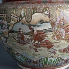 Antigua urna de suelo de cerámica japonesa Satsuma, escena exterior con figuras, C1920