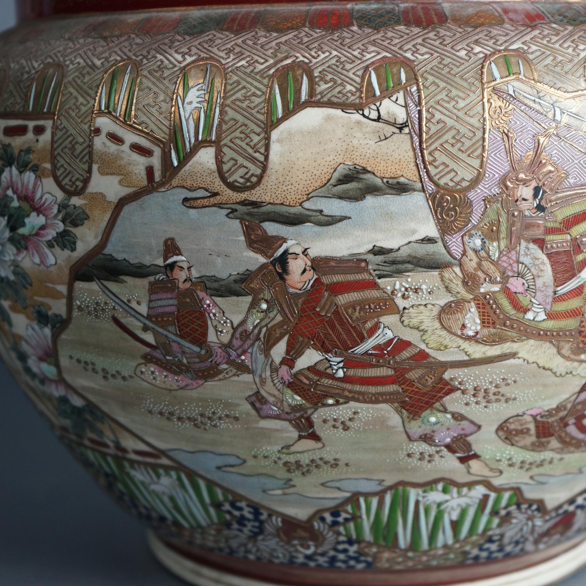 Antigua urna de suelo de cerámica japonesa Satsuma, escena exterior con figuras, C1920 Asiático