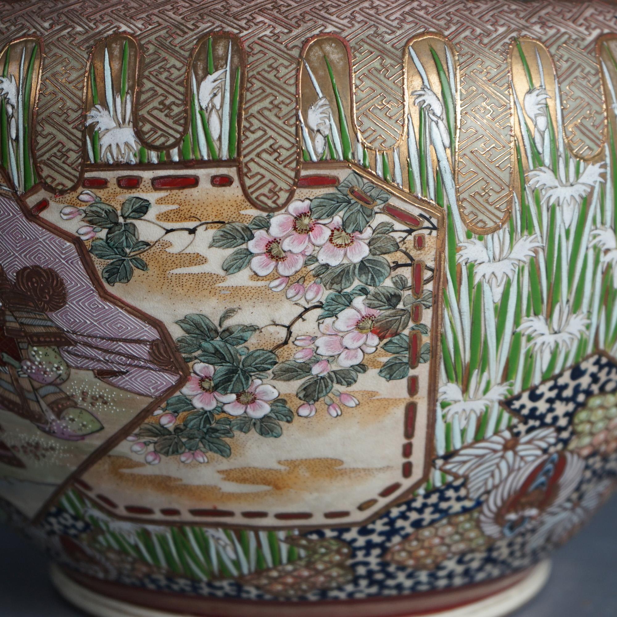 Antigua urna de suelo de cerámica japonesa Satsuma, escena exterior con figuras, C1920 siglo XX