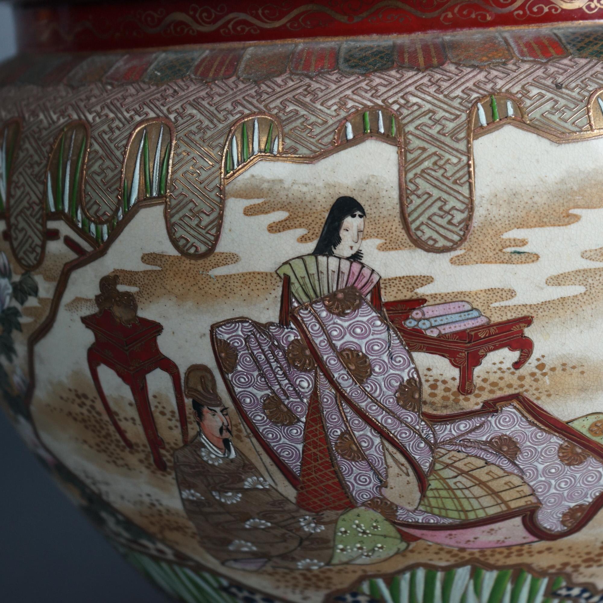 Antigua urna de suelo de cerámica japonesa Satsuma, escena exterior con figuras, C1920 1