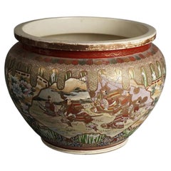 Antigua urna de suelo de cerámica japonesa Satsuma, escena exterior con figuras, C1920