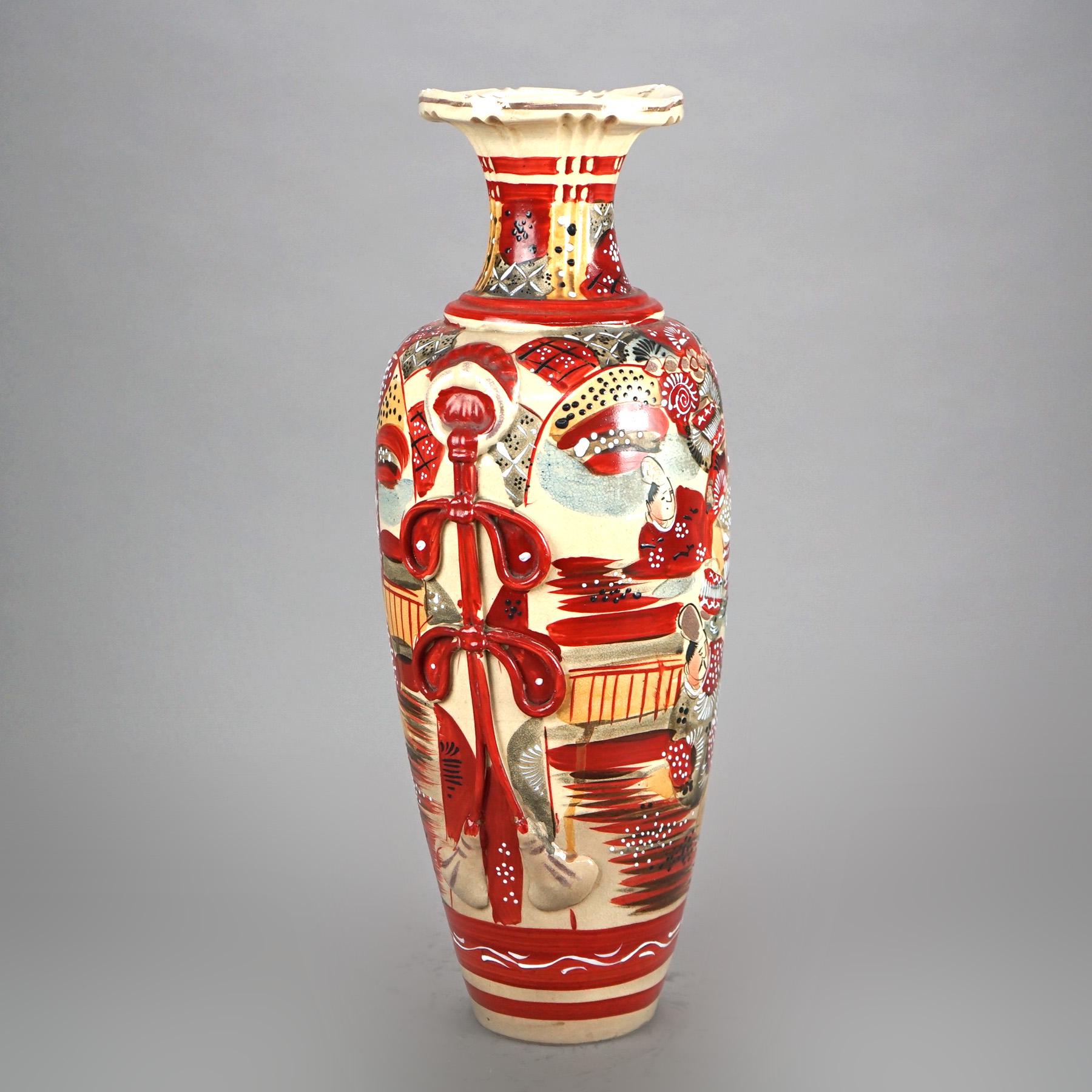 Asiatique Vase ancien en poterie japonaise Satsuma avec figures C1920 en vente