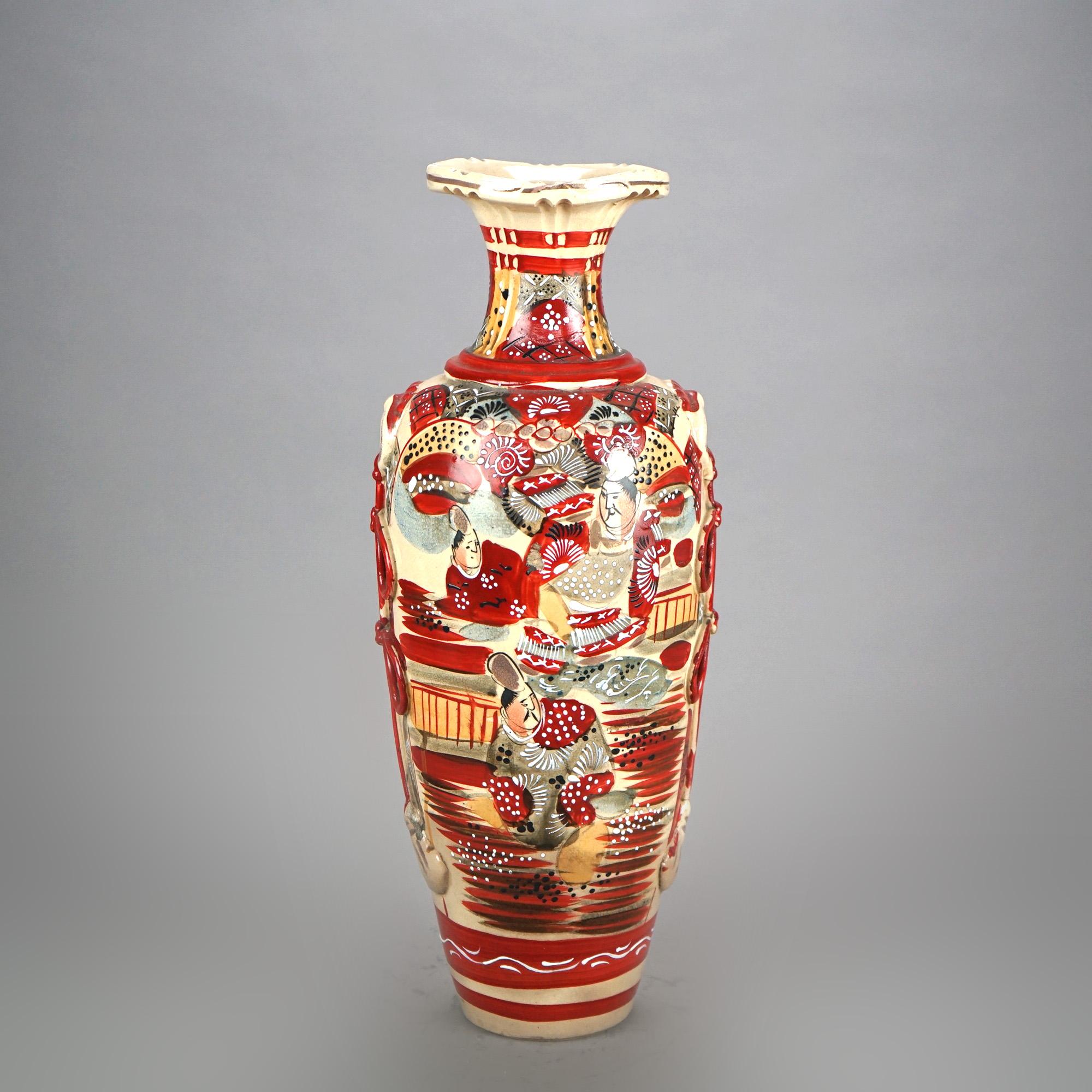 Vase ancien en poterie japonaise Satsuma avec figures C1920 Bon état - En vente à Big Flats, NY
