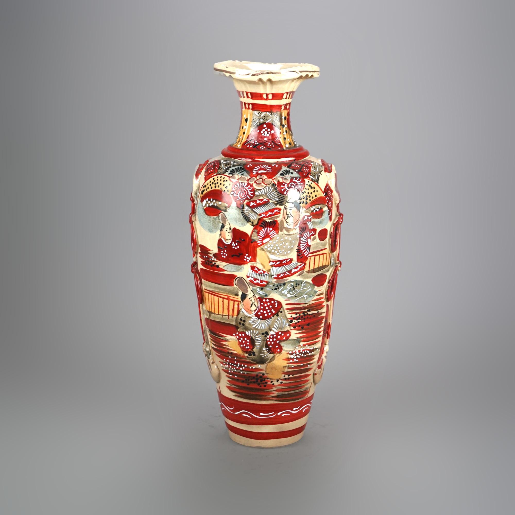 20ième siècle Vase ancien en poterie japonaise Satsuma avec figures C1920 en vente
