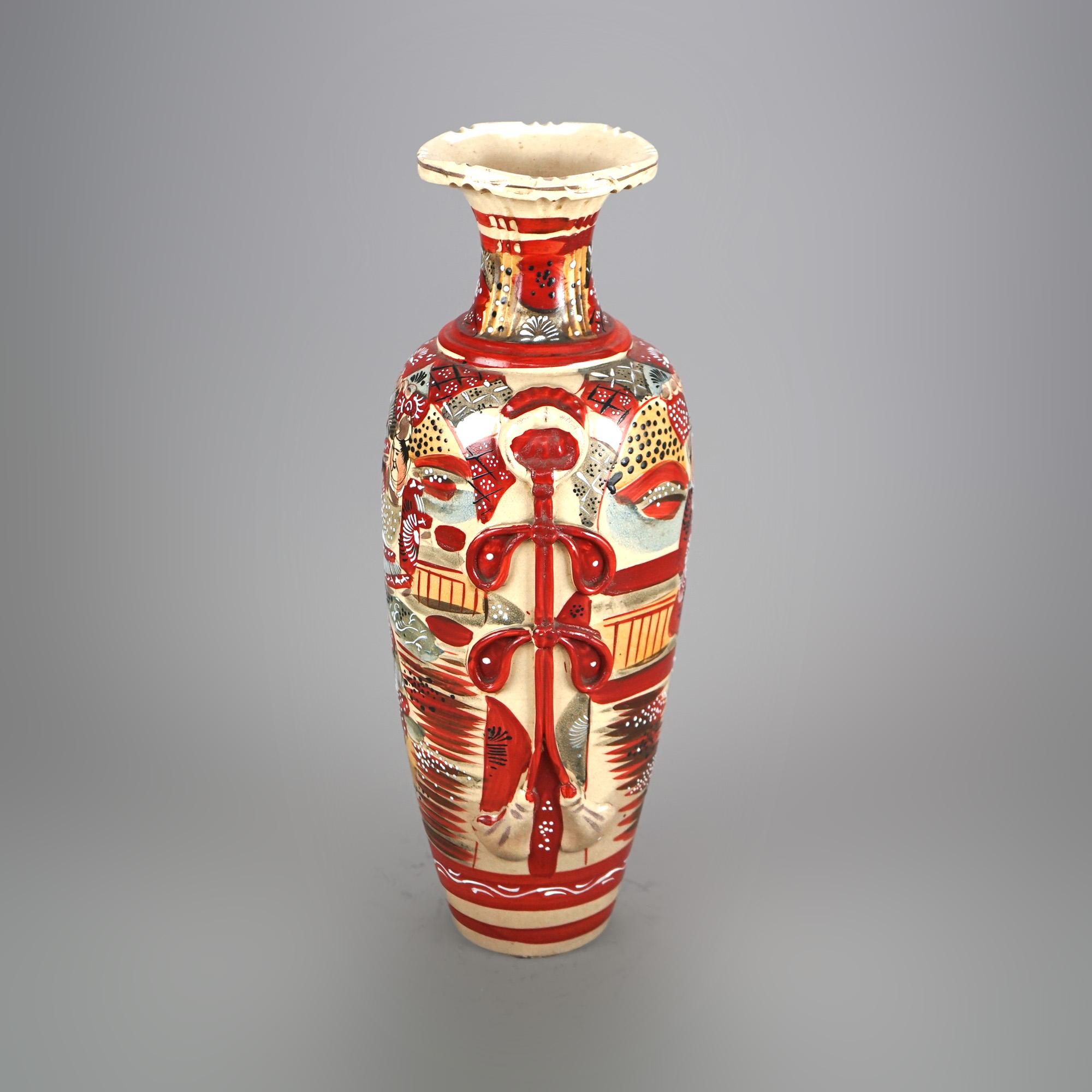 Céramique Vase ancien en poterie japonaise Satsuma avec figures C1920 en vente