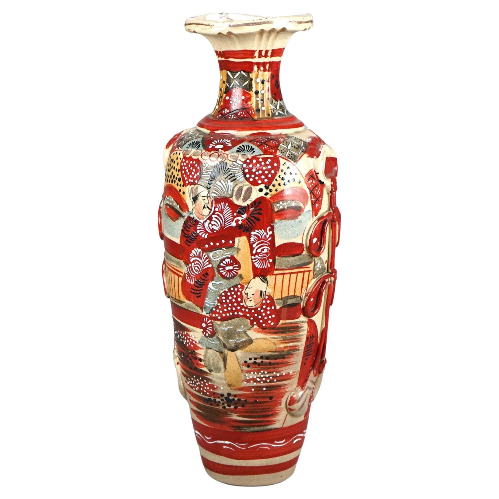 Antiguo Jarrón Japonés de Cerámica Satsuma con Figuras C1920
