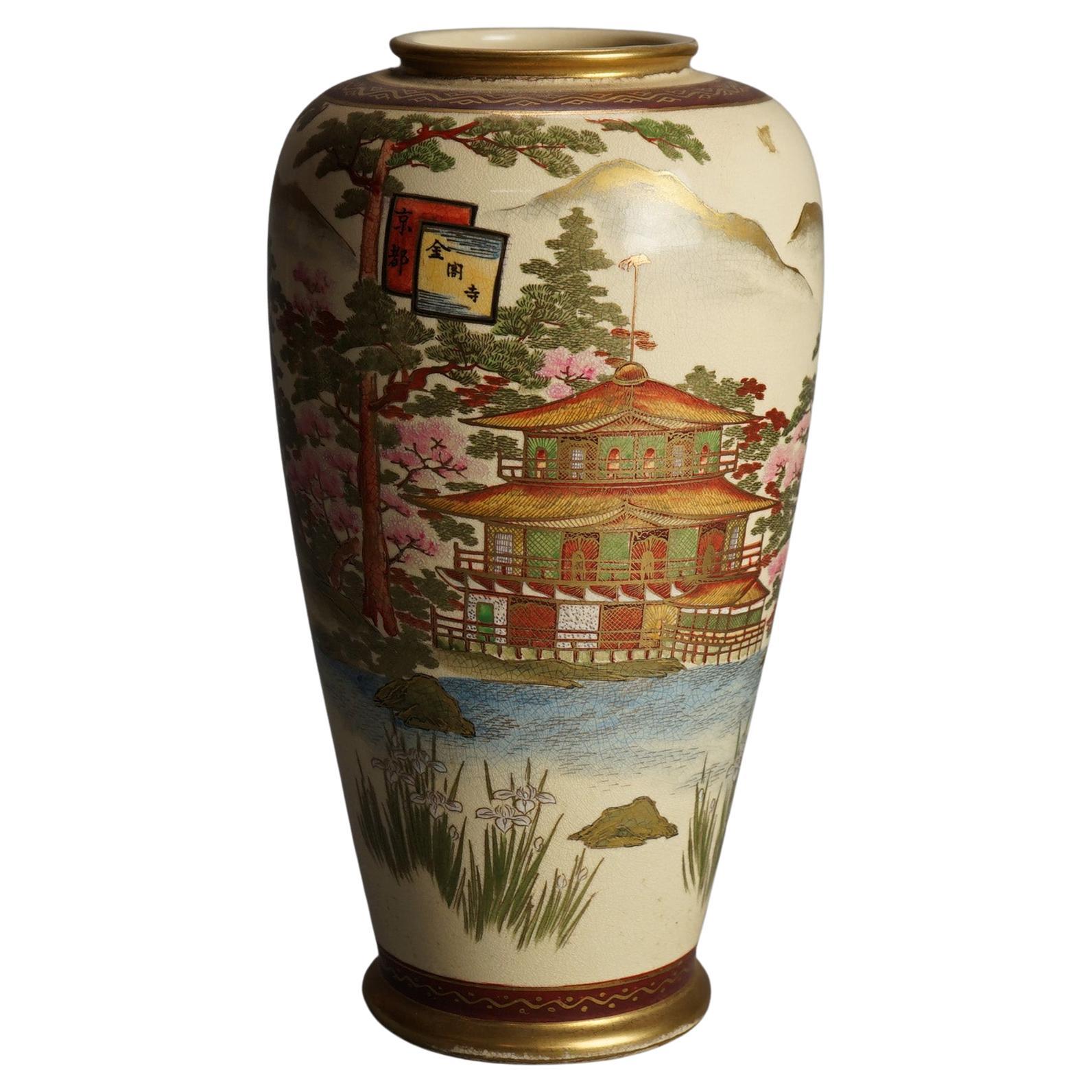 Vase japonais ancien en poterie de Satsuma avec pagode et paysage C1920