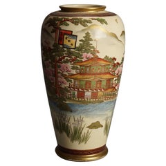 Vase japonais ancien en poterie de Satsuma avec pagode et paysage C1920
