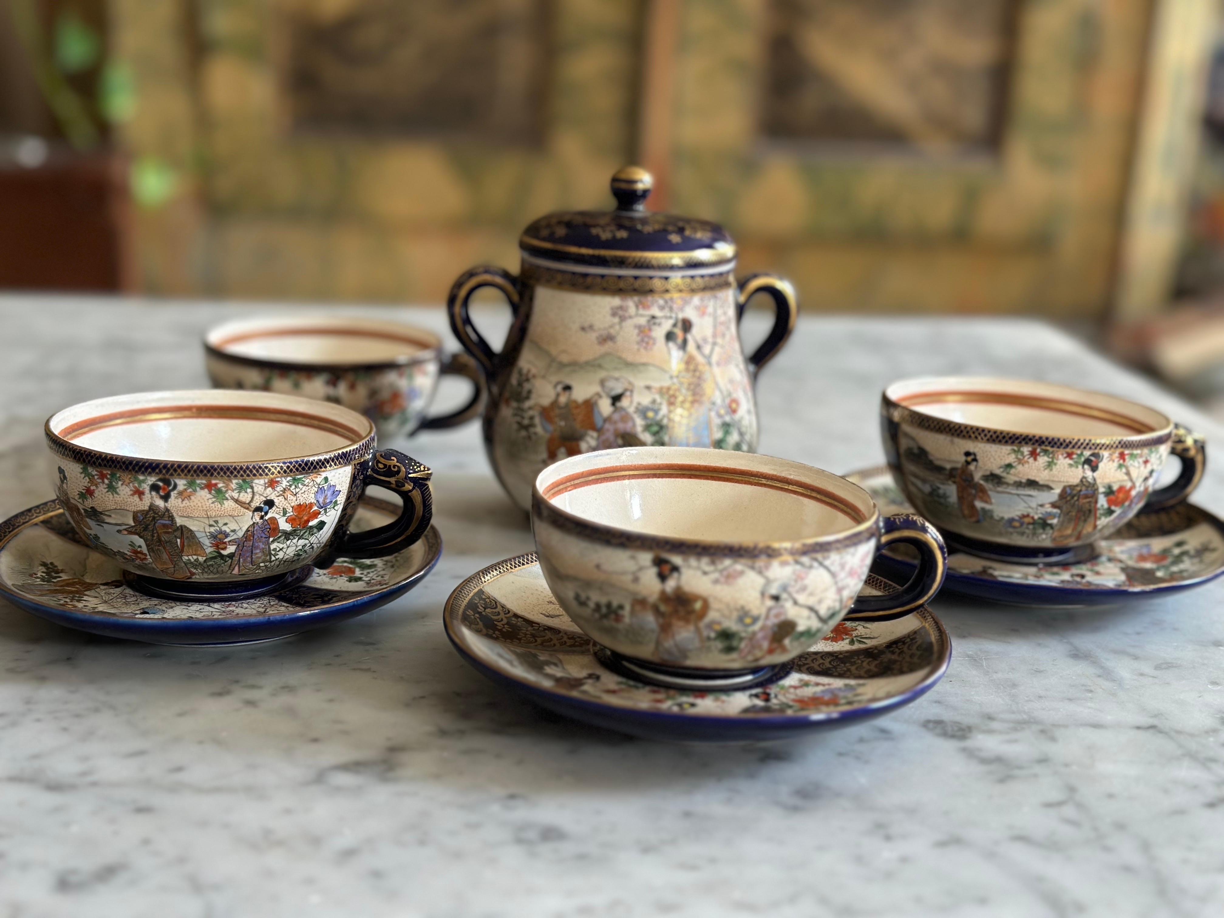 Ce service �à thé japonais ancien, datant de la période Taishō (1912-1926), est un bel exemple de céramique traditionnelle de Satsuma, également connue sous le nom de Satsuma ware. Fabriqué en grès ivoire, il présente la glaçure craquelée