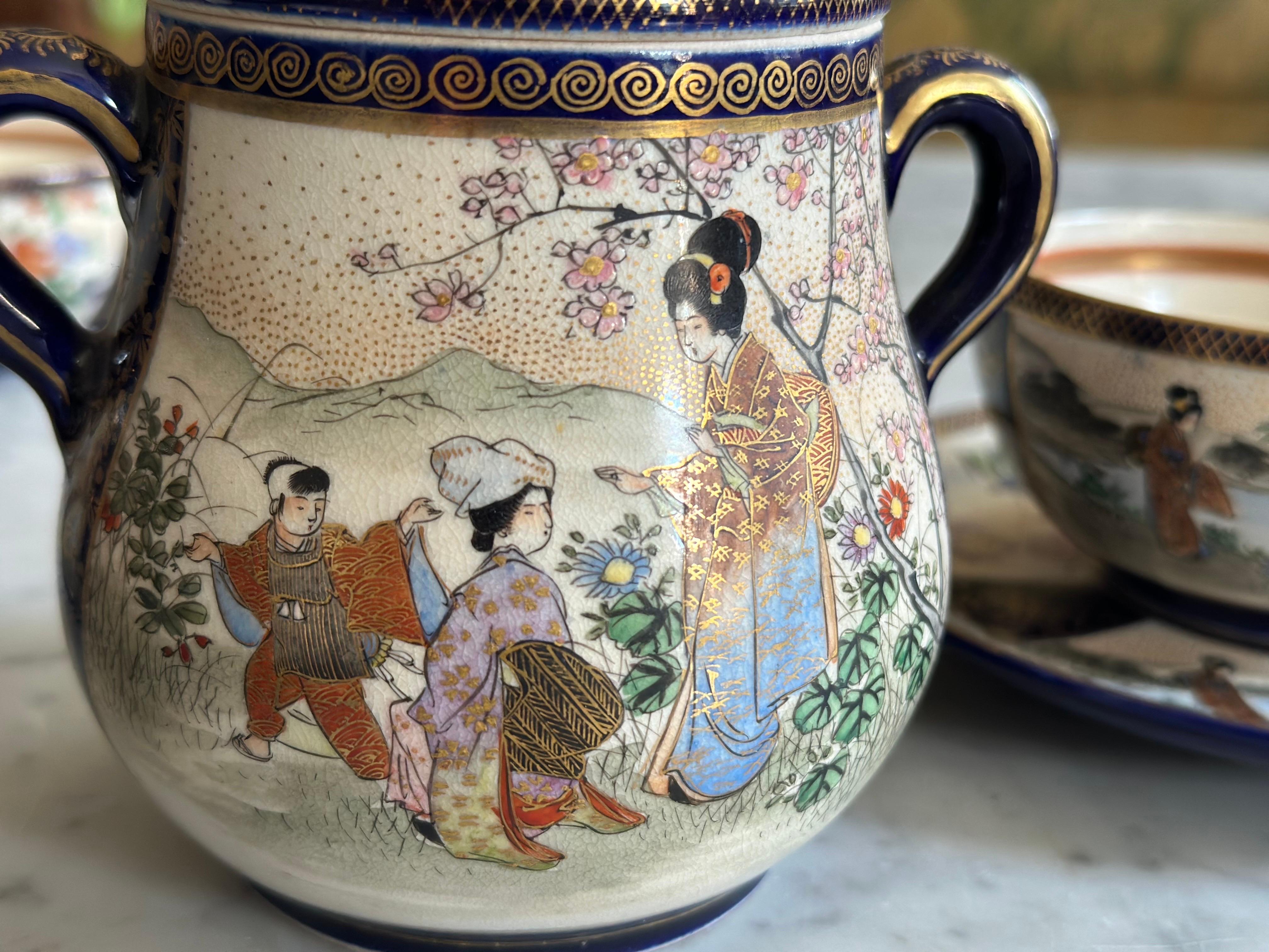 Service à thé ancien japonais Satsuma, période Taishō - Kyō-Satsuma peint à la main en vente 1