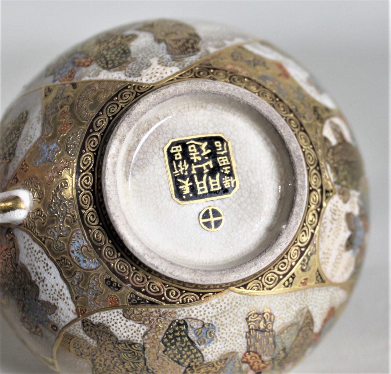 Antikes japanisches Satsuma-Teebecher- und Untertasse-Set mit verschnörkeltem, handbemaltem Dekor im Zustand „Gut“ im Angebot in Hamilton, Ontario