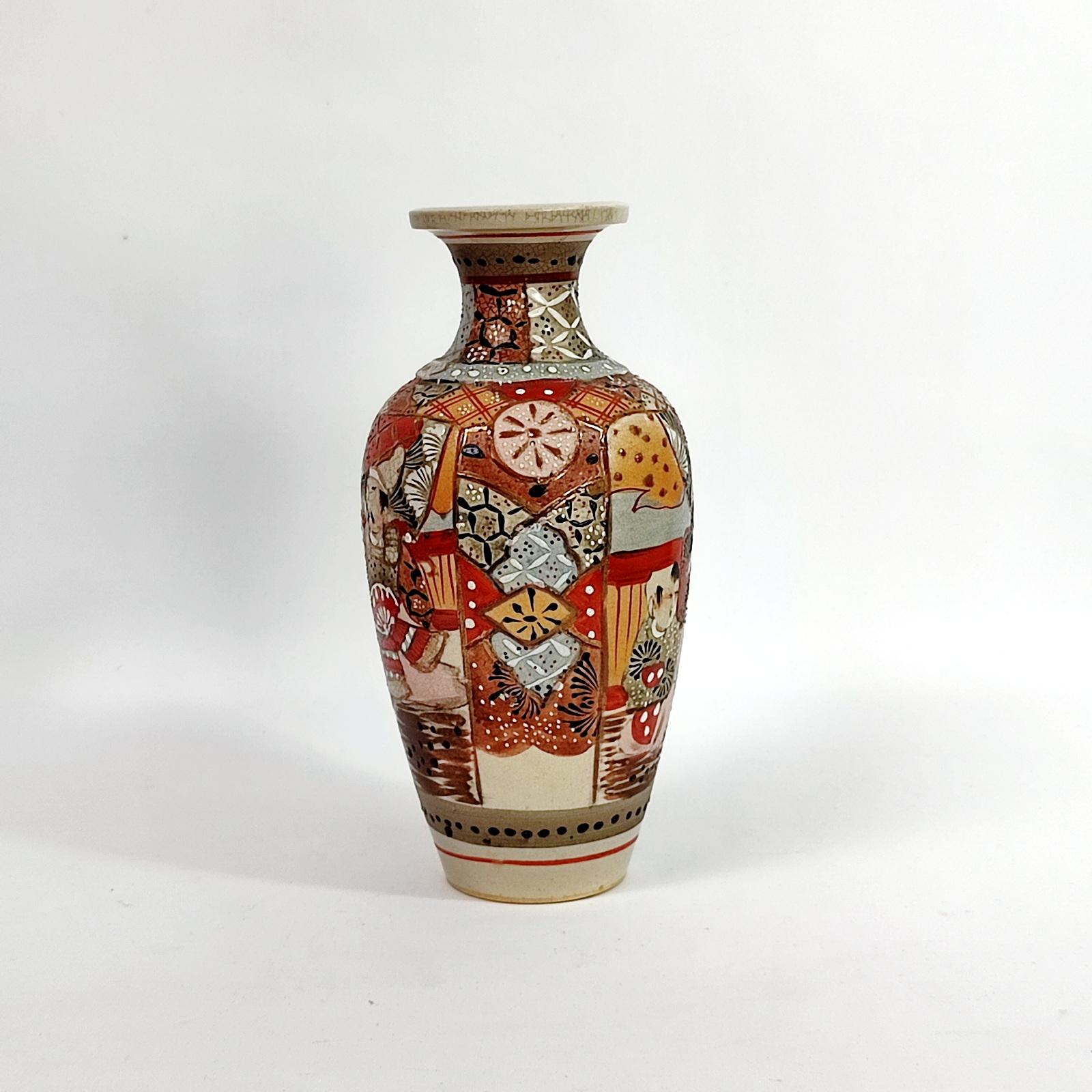Vase ancien japonais Satsuma - Chef-d'œuvre de l'ère Meiji peint à la main en vente 1