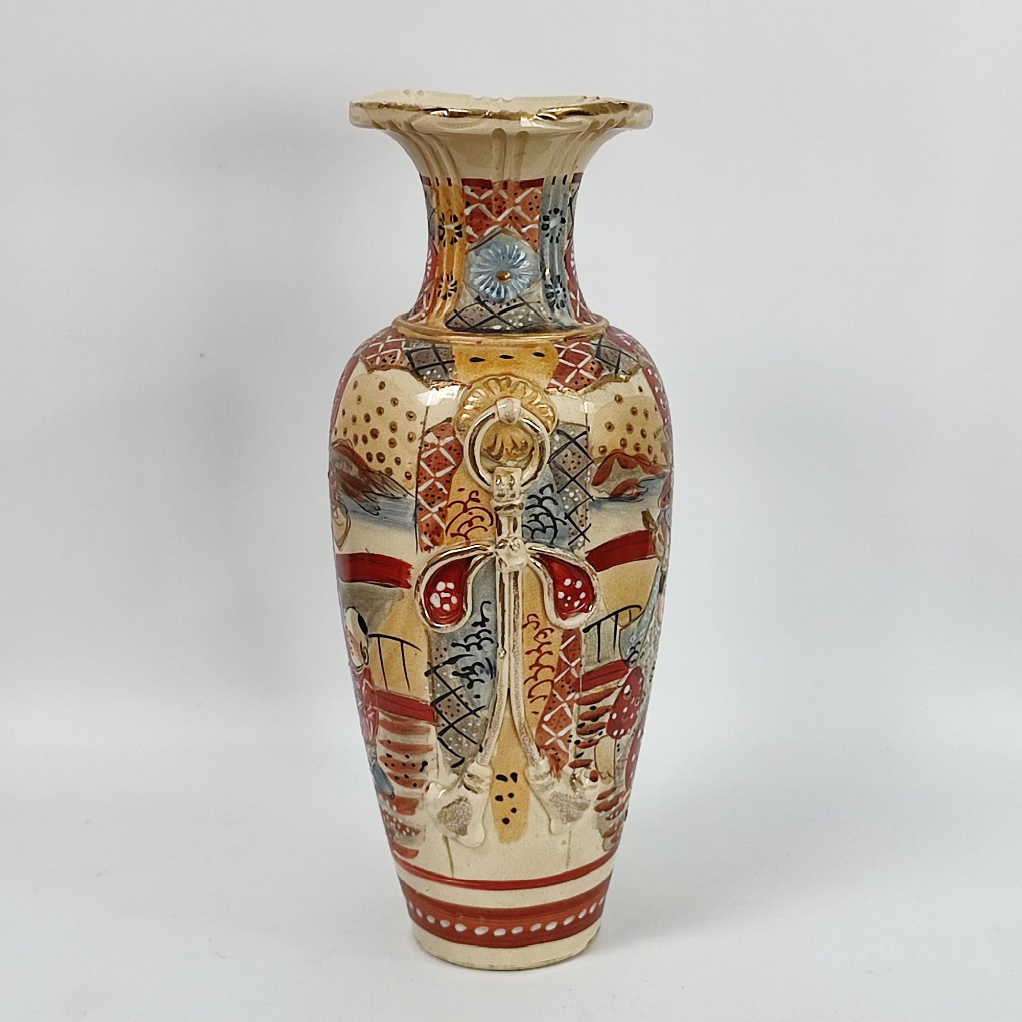 Metà XX secolo Antico vaso giapponese Satsuma, scena di guerriero dipinta a mano, capolavoro dell'epoca Meiji in vendita