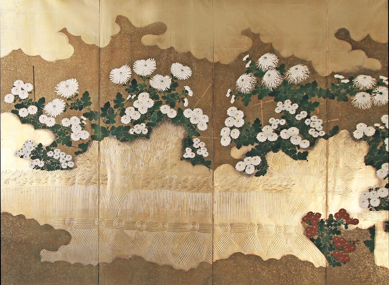 Schermo a sei pannelli dipinto con pigmenti minerali su carta di riso e foglia d'argento.
Scena floreale del giardino di una Rimpa School con fiori di crisantemo policromi, di dimensioni eccellenti.
Colori tenui e forti elementi di design si