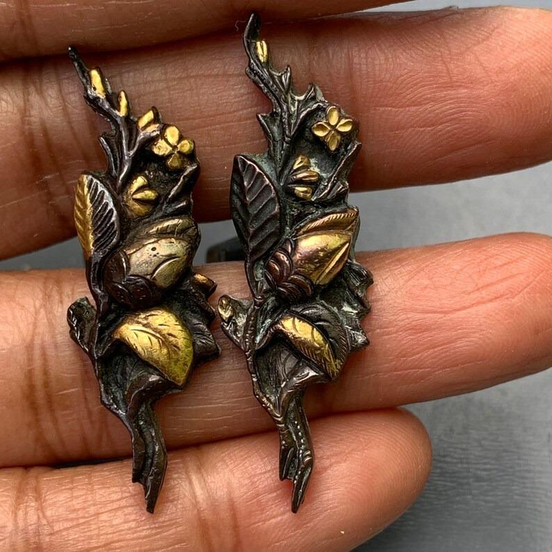 Women's or Men's Antique Japanese Shakudo Cufflinks with Floral Designs For Sale