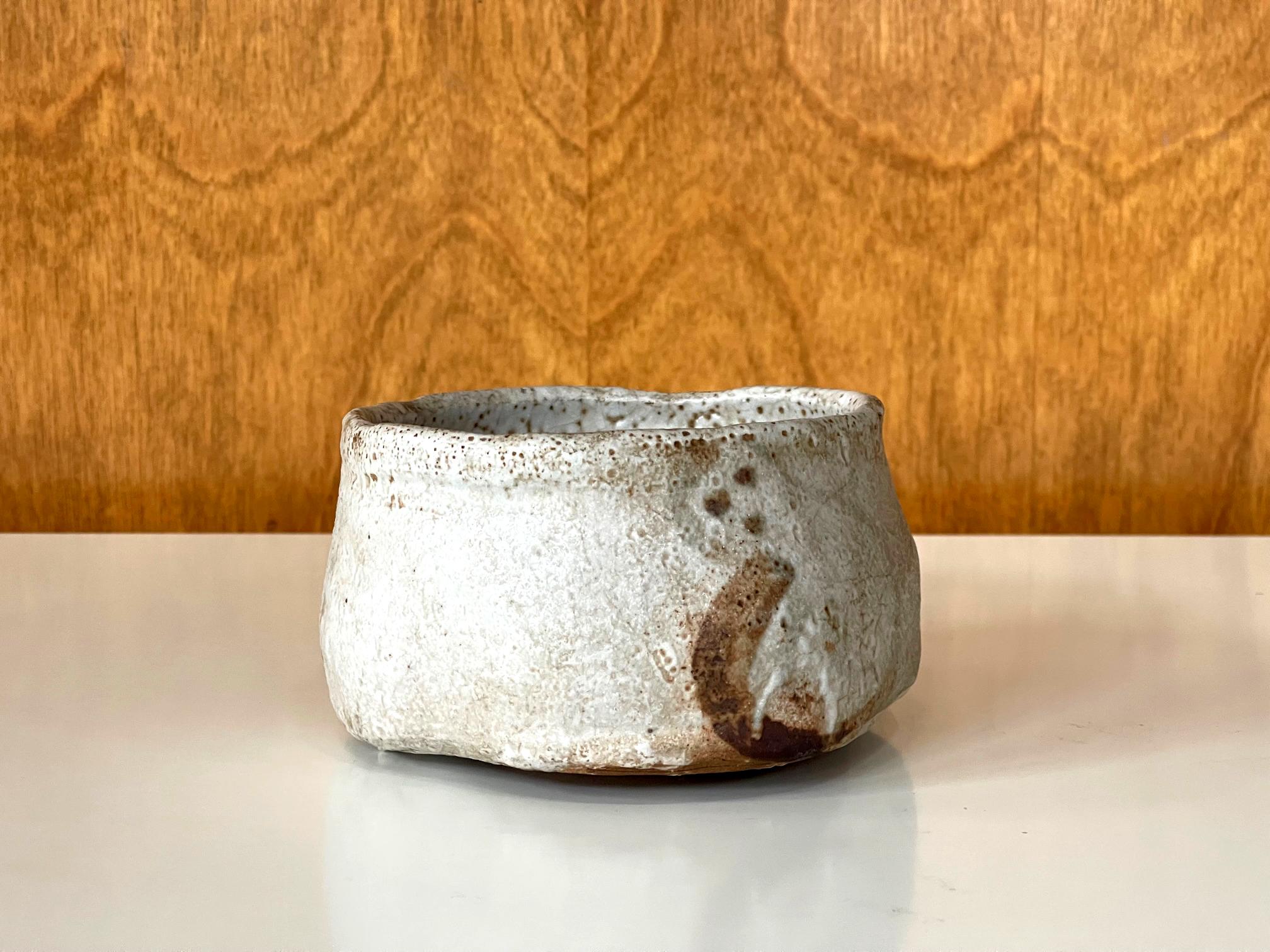 Antike japanische Chawan-Teeschale aus Shino Ware (Glasiert) im Angebot