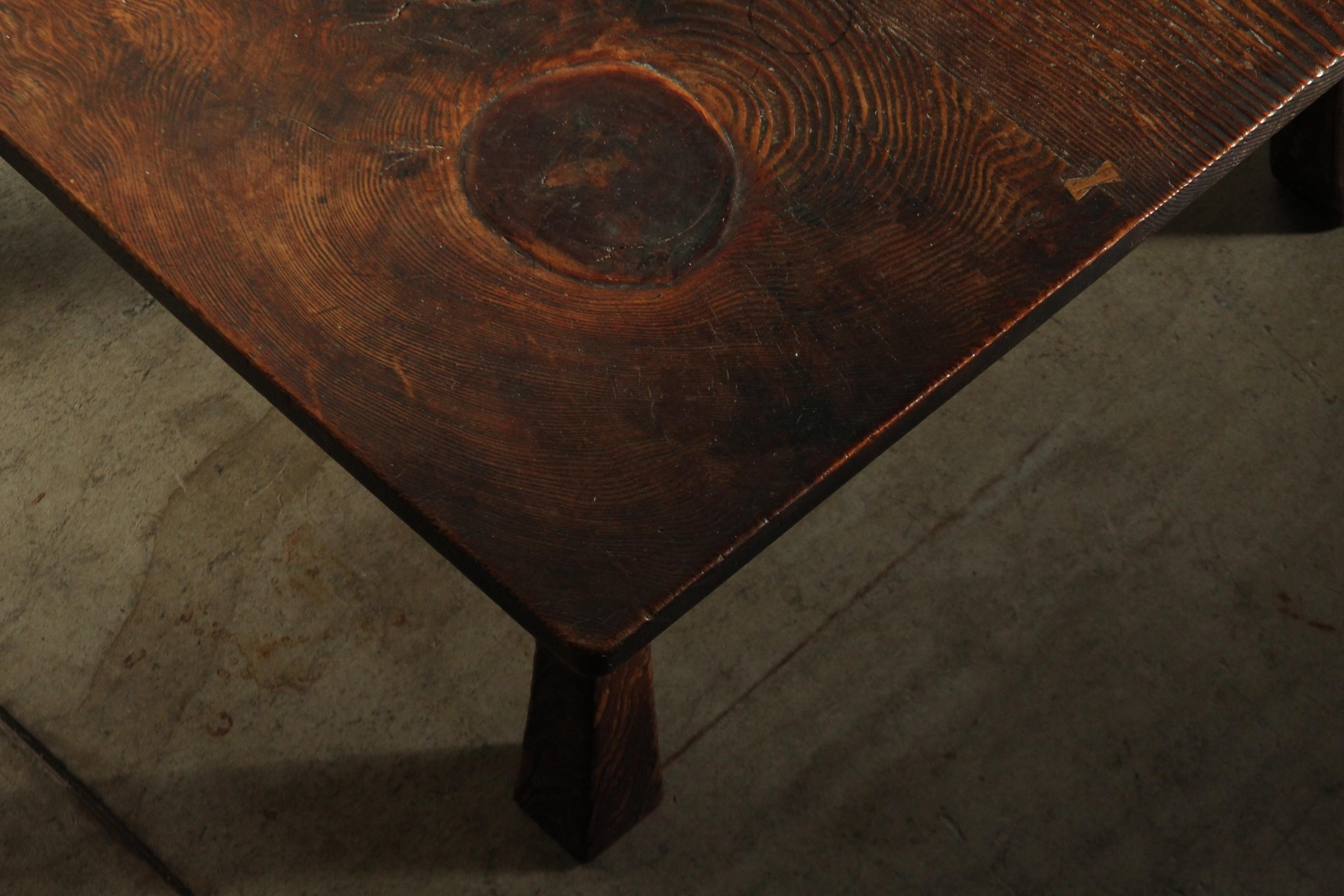 Antiker japanischer niedriger Couchtisch „Shou Sugi Ban“ aus Zedernholz, 19. Jahrhundert im Angebot 9
