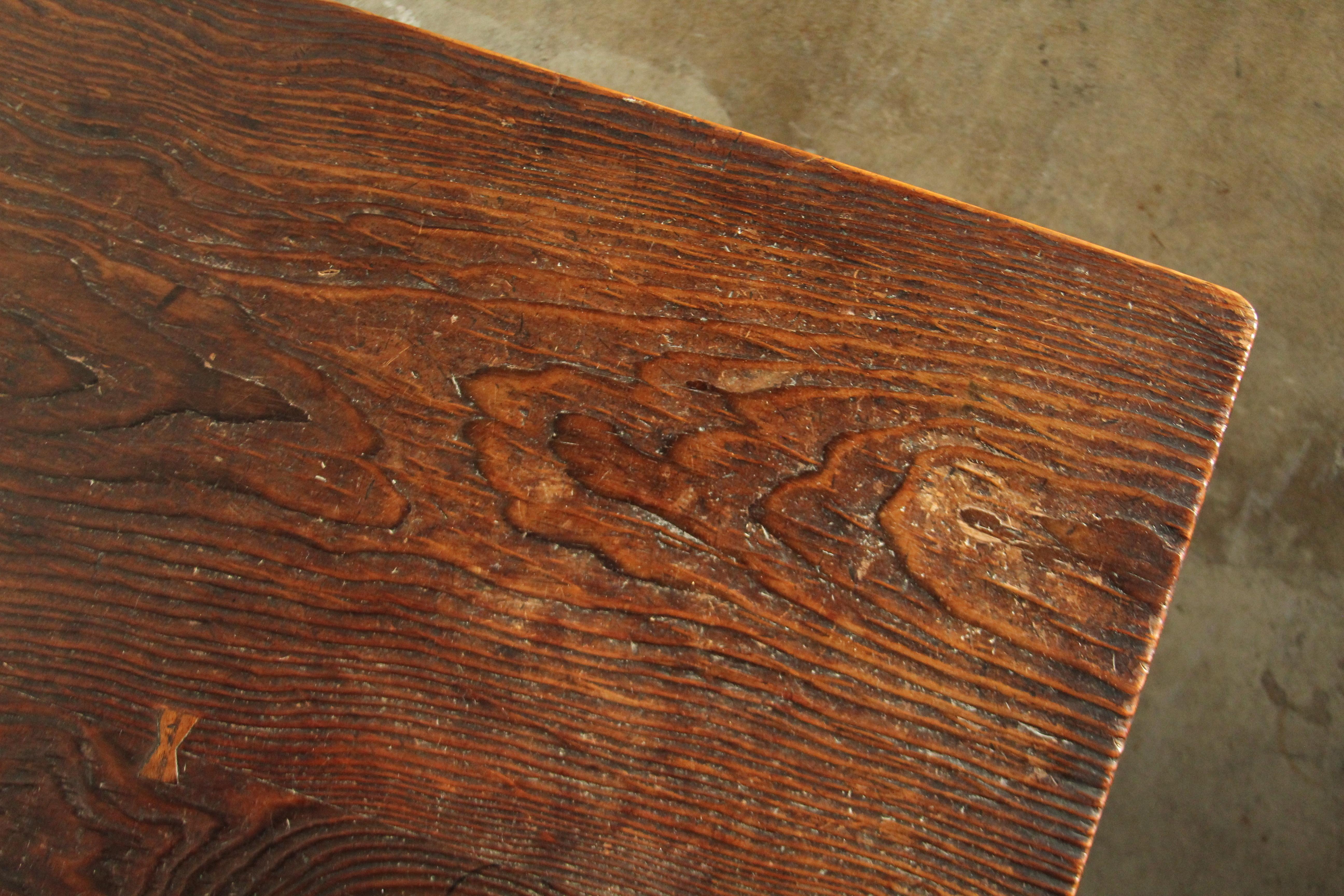 Antiker japanischer niedriger Couchtisch „Shou Sugi Ban“ aus Zedernholz, 19. Jahrhundert im Angebot 11